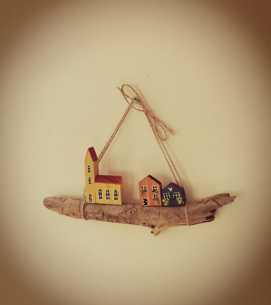 Závěsná dekorace z dubové větvičky s domečky - barevná