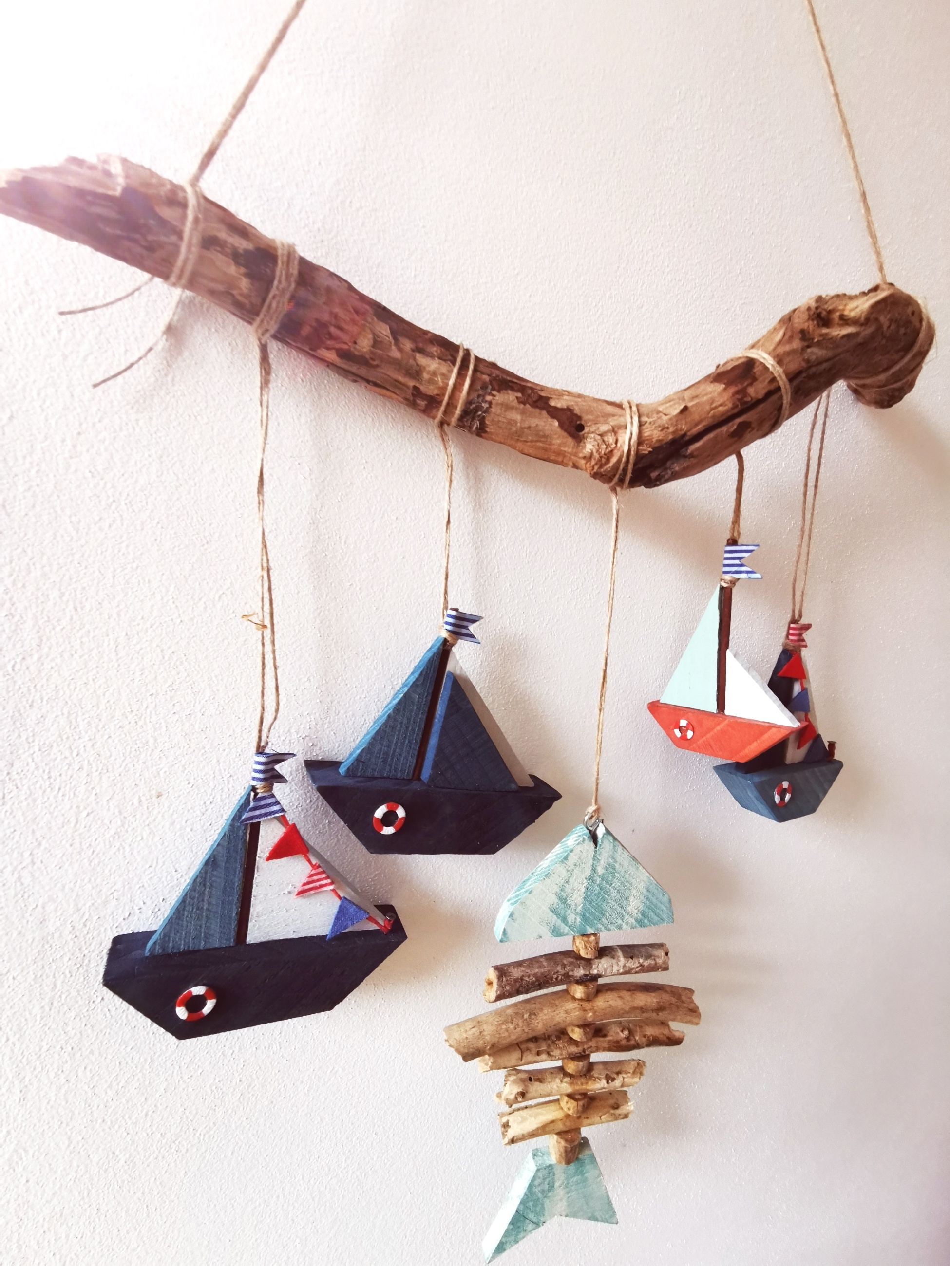 Dekorace z dubové větvičky s loďkami a rybou