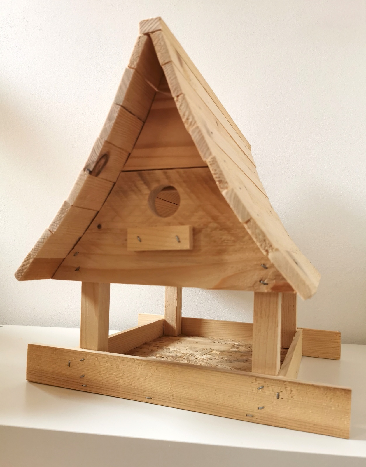 Krmítko pro ptáky v podobě chaloupky