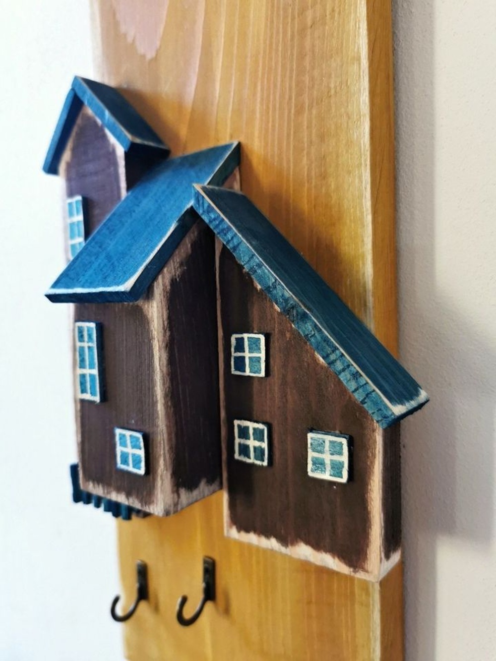Věšák na klíče ve tvaru domečku