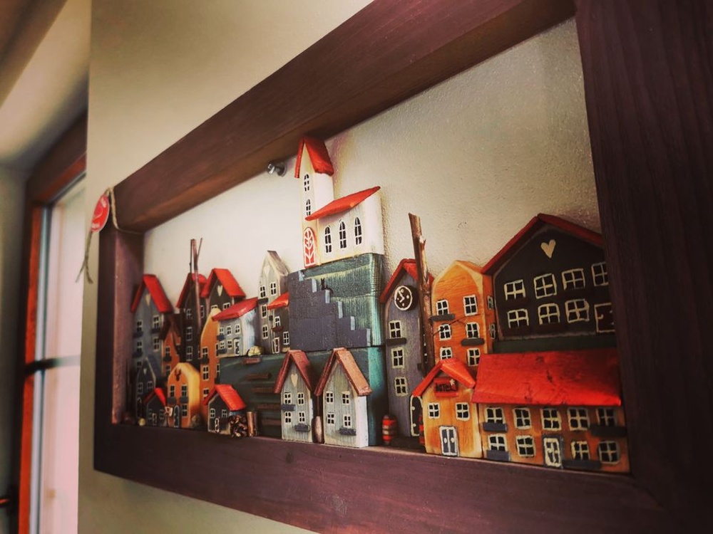 Dekorace dřevěný obraz s městečkem z domků