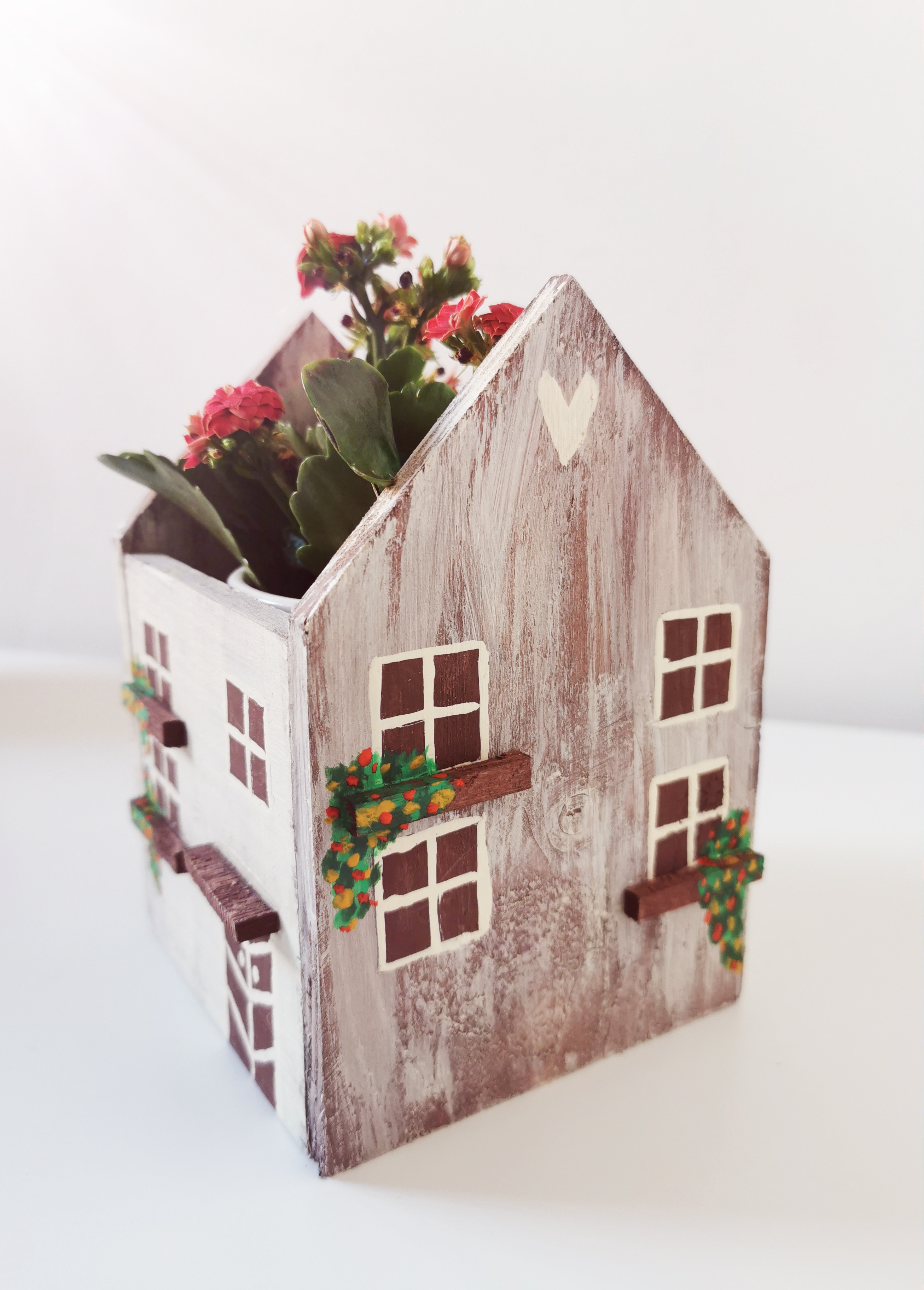Dřevěný obal na květináč ve tvaru domku