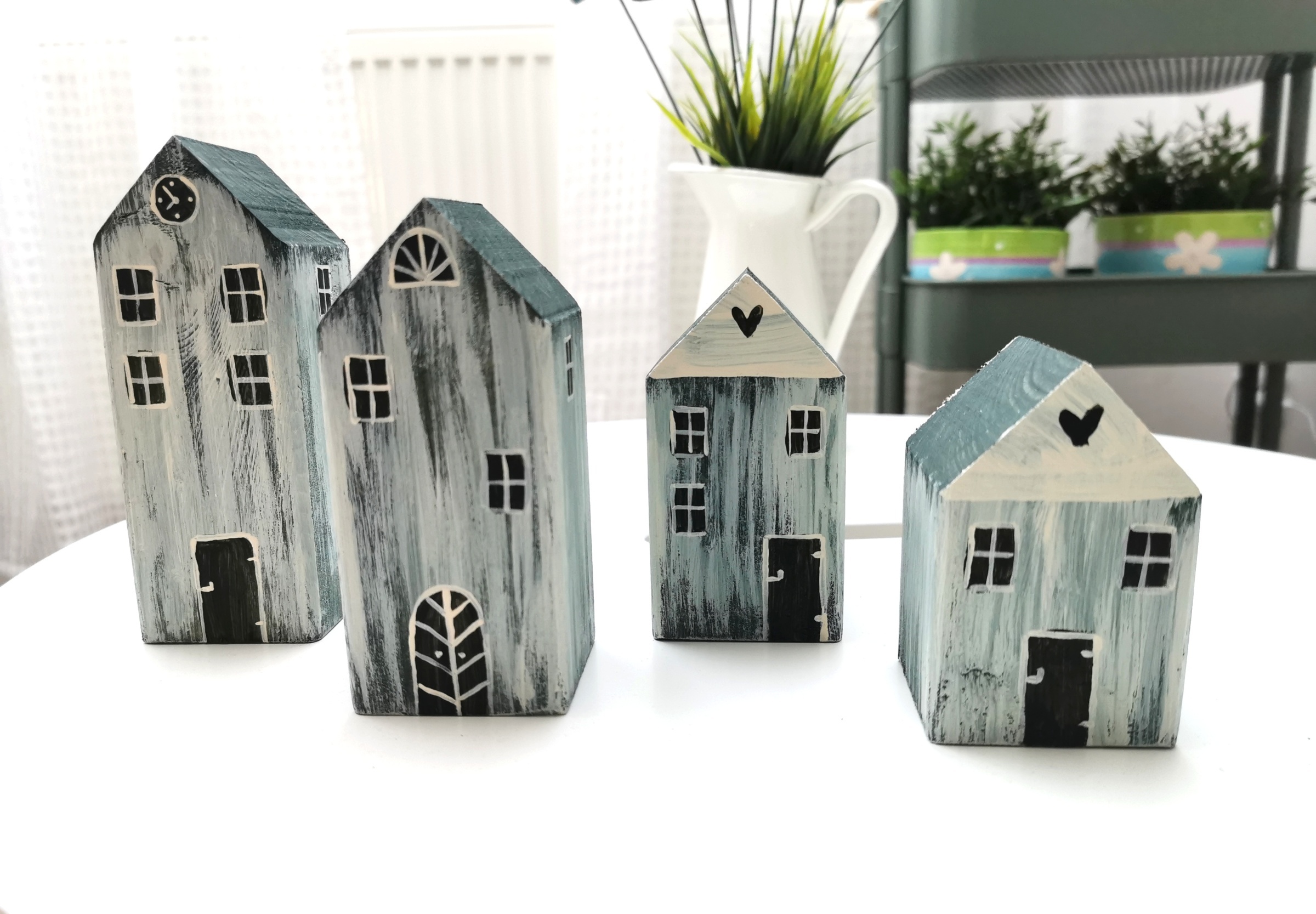 Dřevěné dekorace ve tvaru domečků - větší (4kusy)