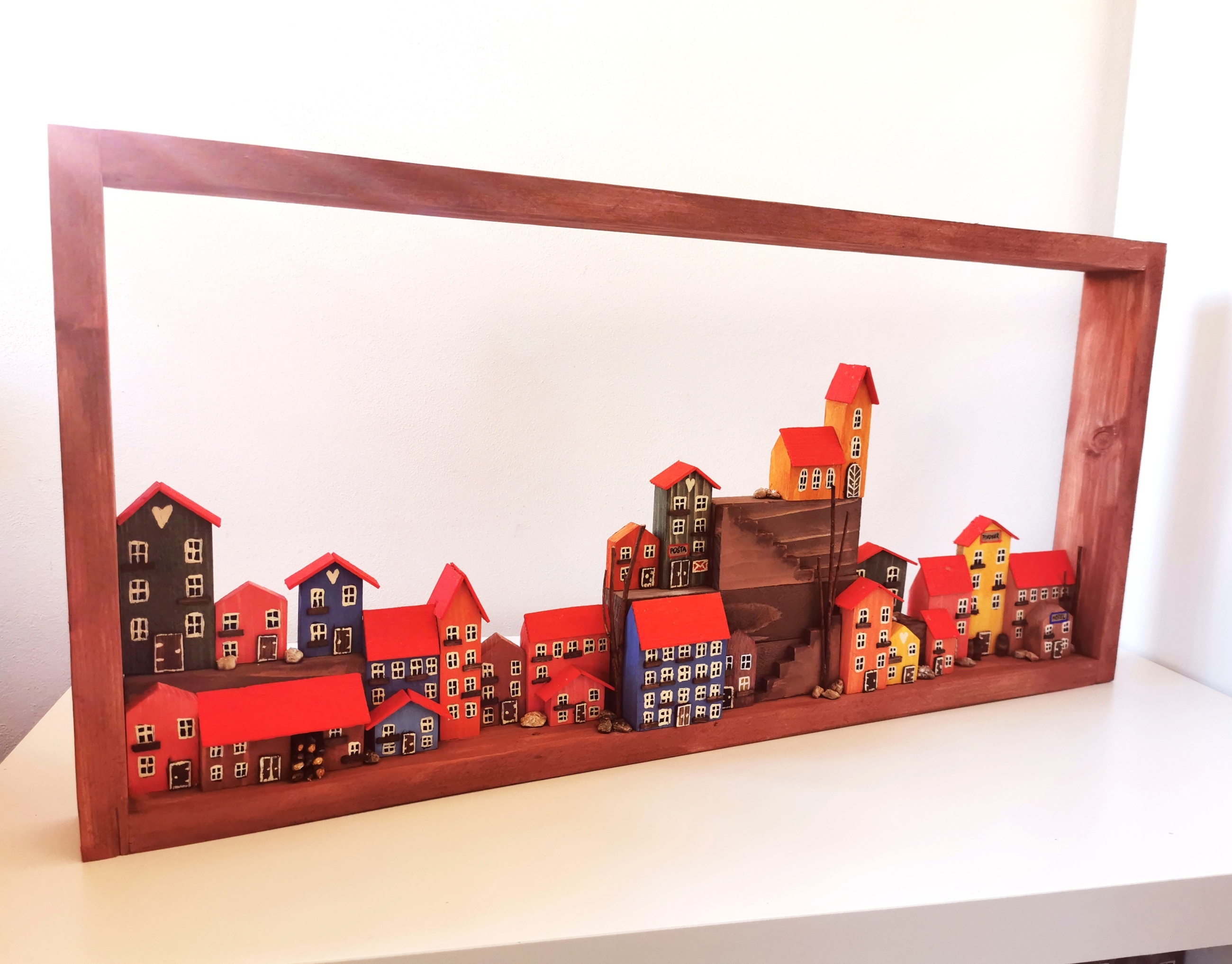 Dřevěný obraz s barevnými domečky