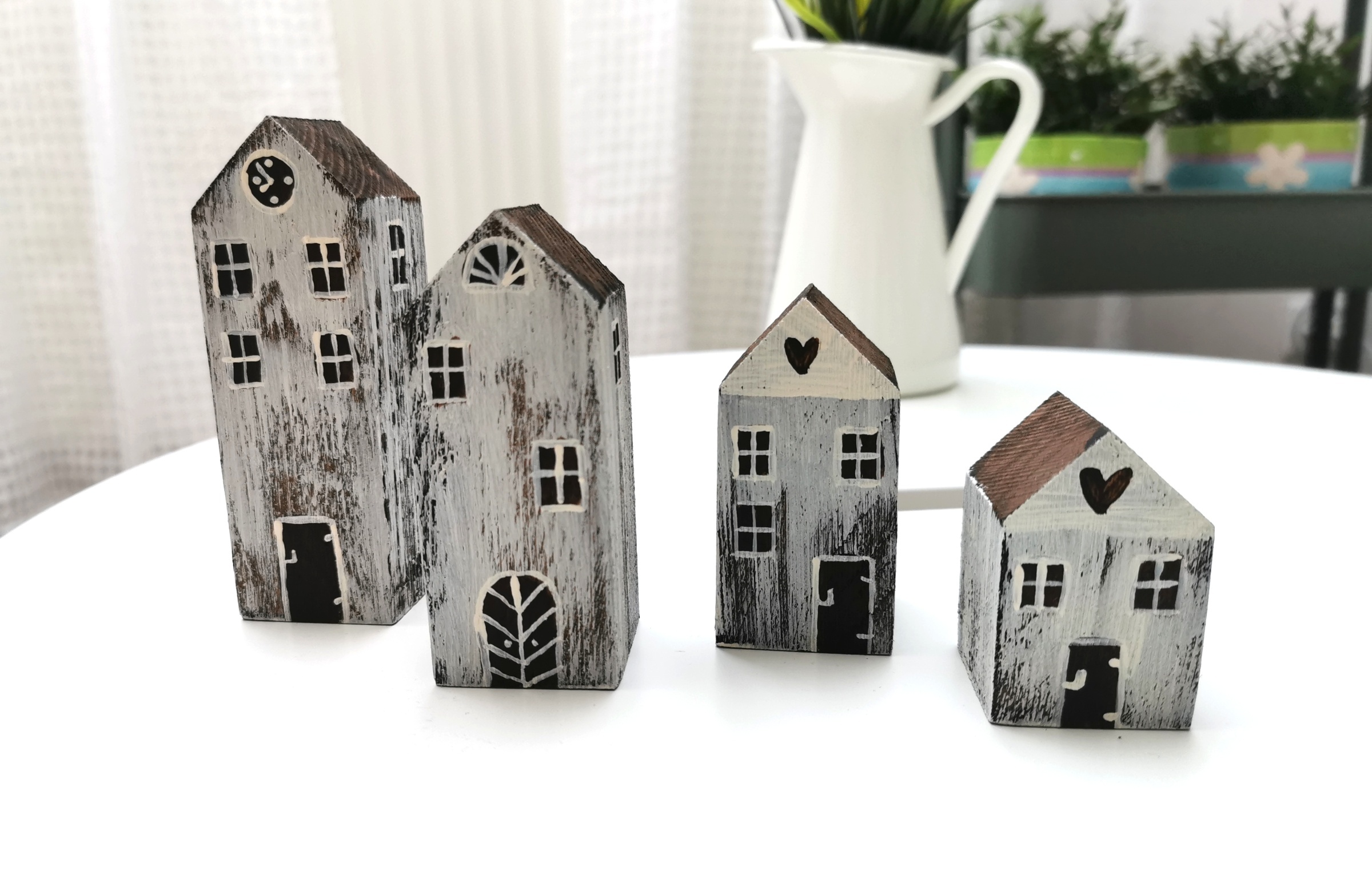 Dřevěné dekorace ve tvaru domečků - menší (4kusy)