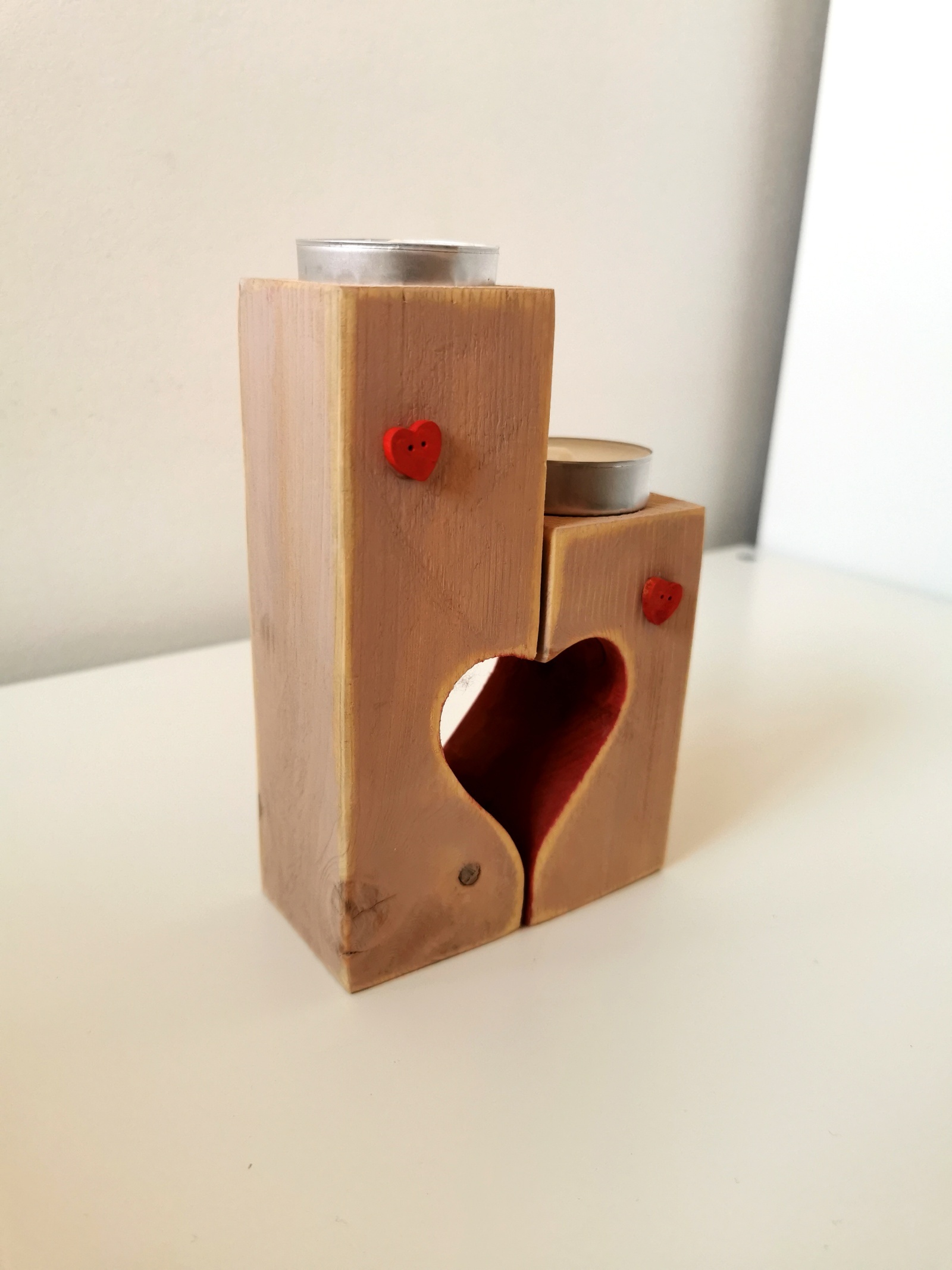 Dřevěný svícen se symbolem srdce pro 2 čajové svíčky