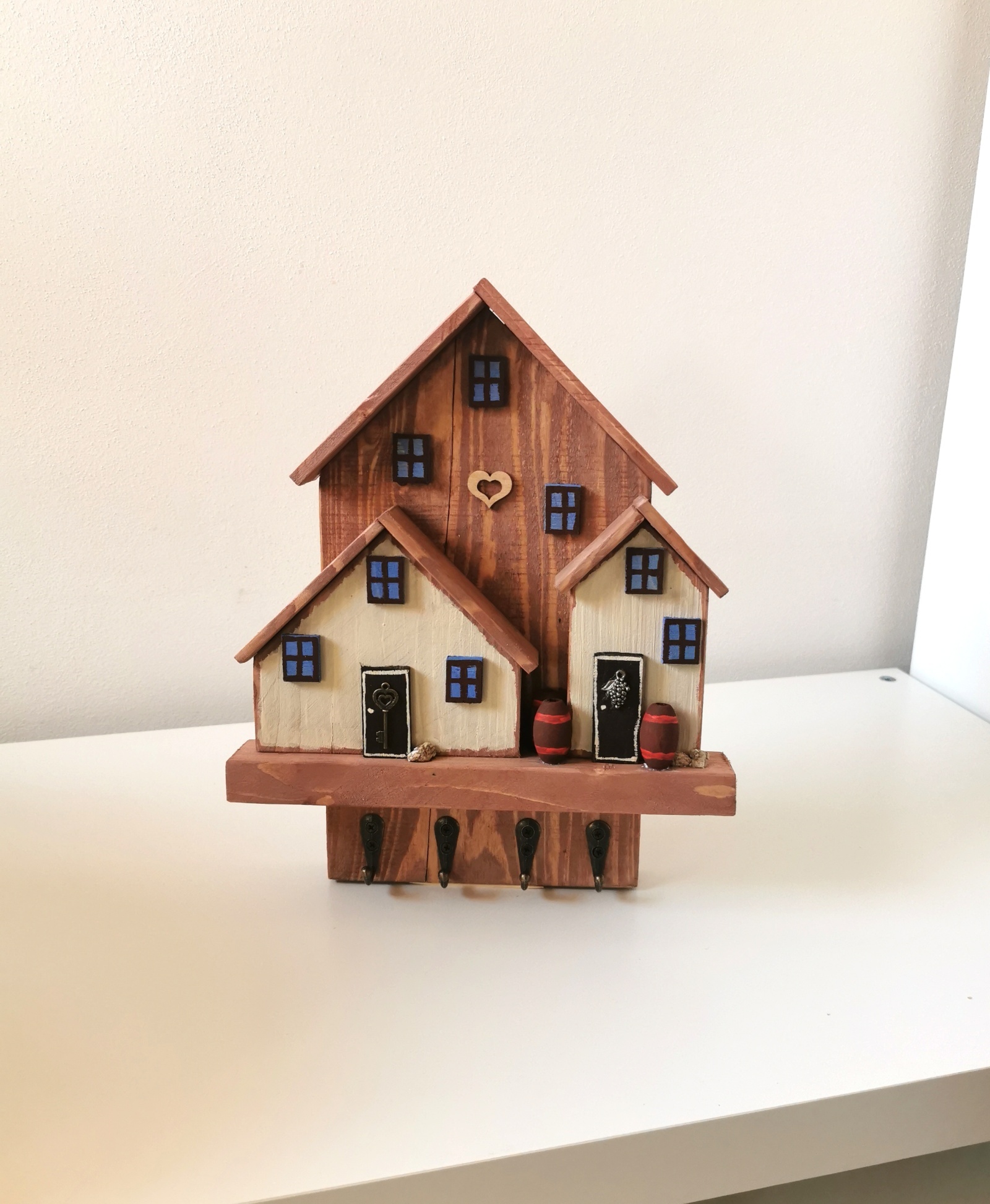 Dřevěný věšák na klíče ve tvaru horské chaty
