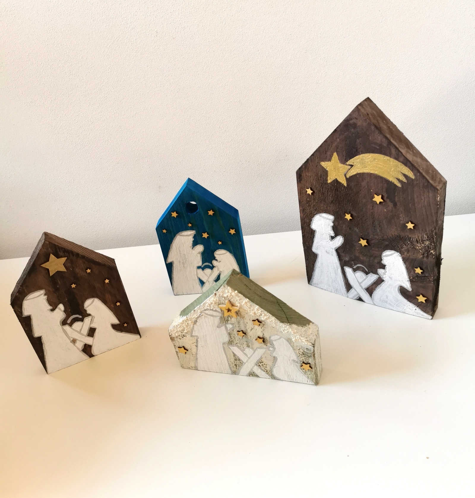 Dřevěné jesličky se Svatou rodinou