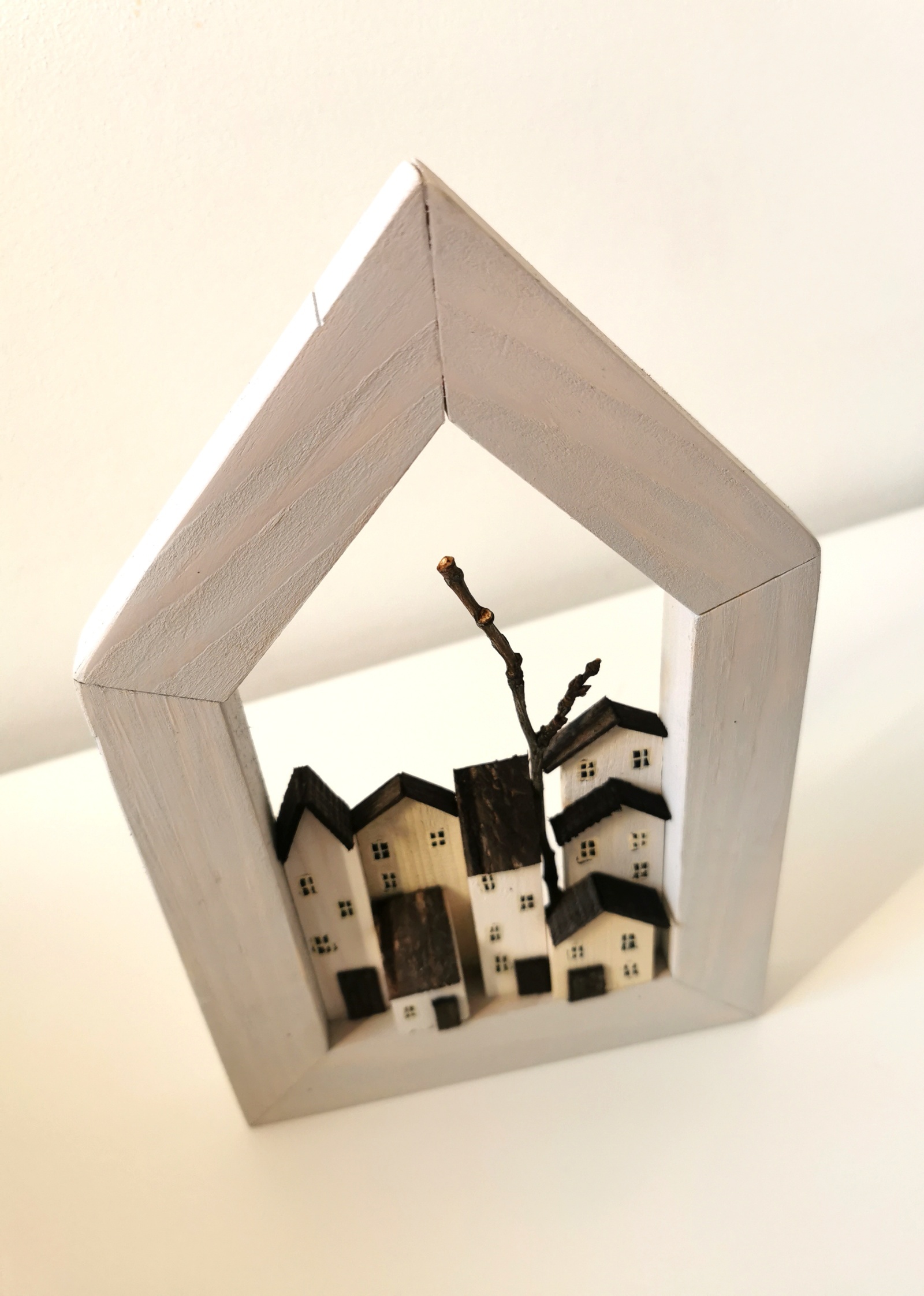 Dřevěný bílý obrázek ve tvaru domku