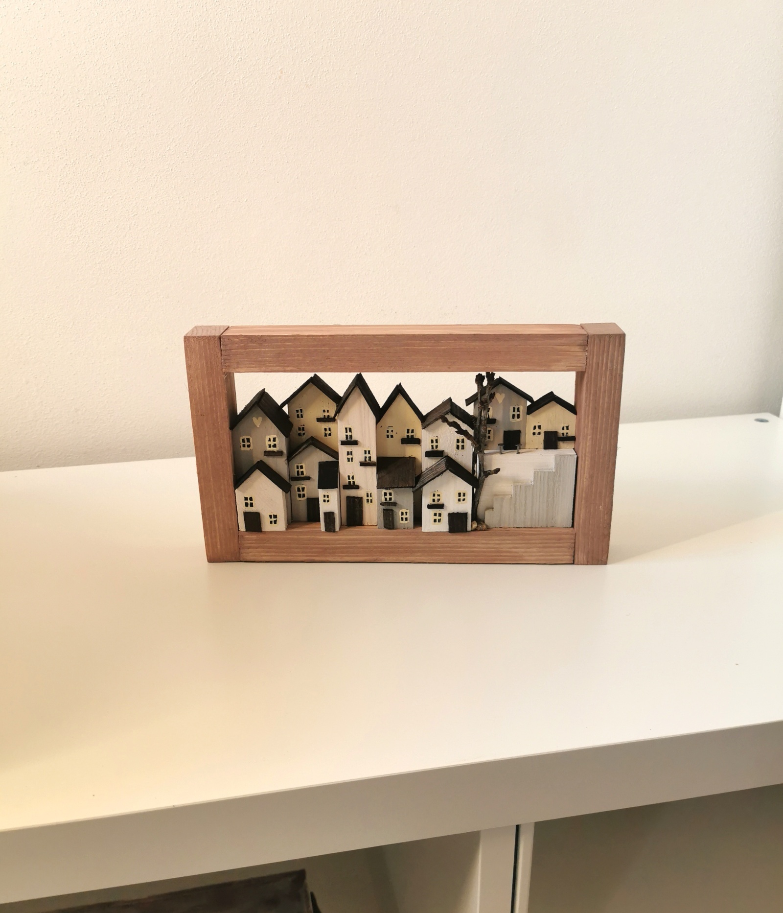 Dřevěný obrázek s bílými domečky