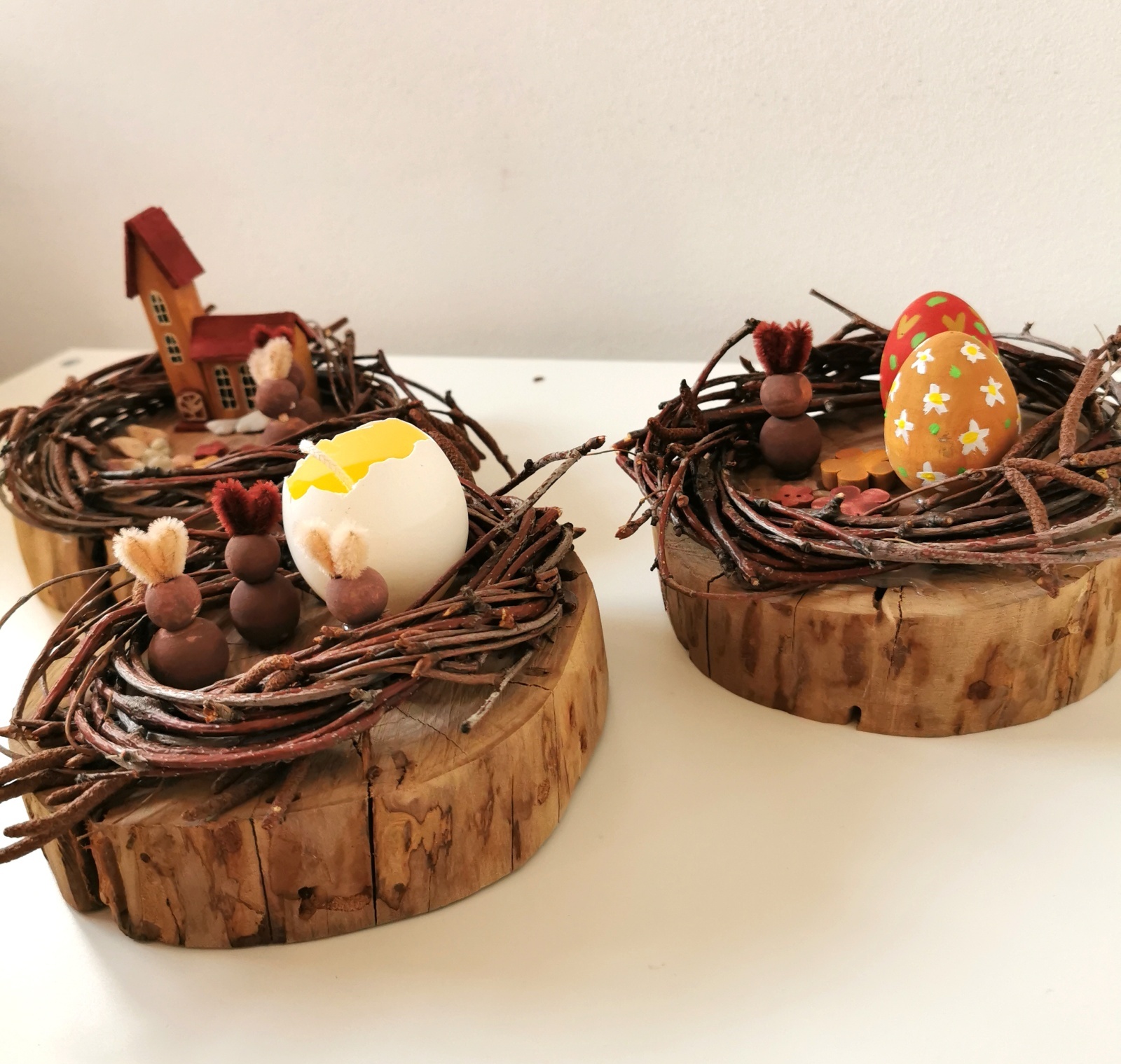 Velikonoční dekorace na slivoňovém dřevě