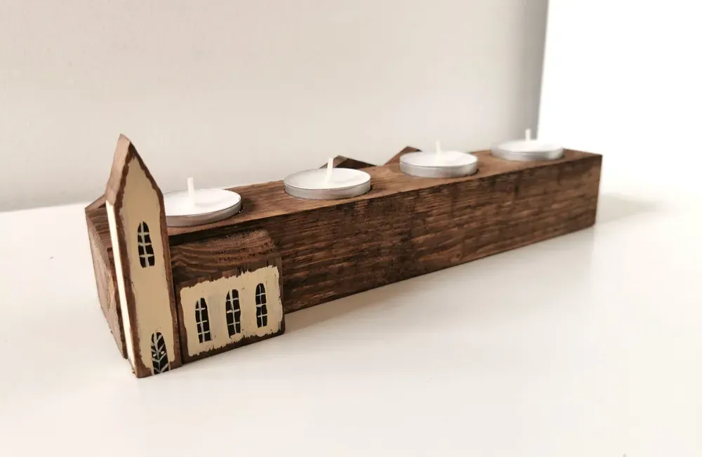 Dřevěný rustikální svícen s domečky na čtyři čajové svíčky