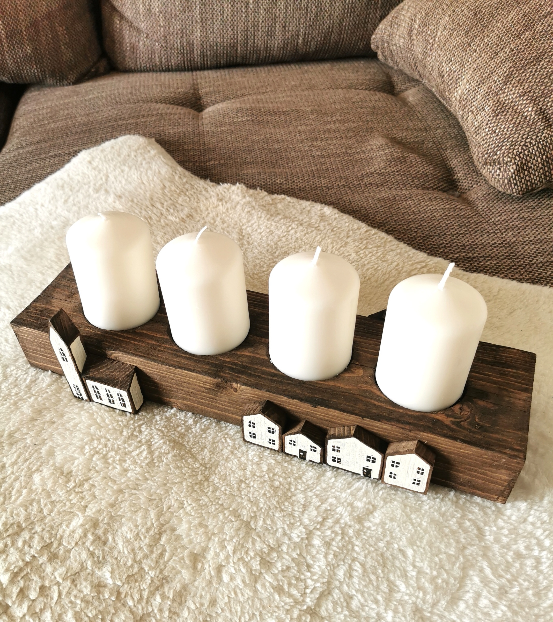 Velký dřevěný svícen s romantickými domečky