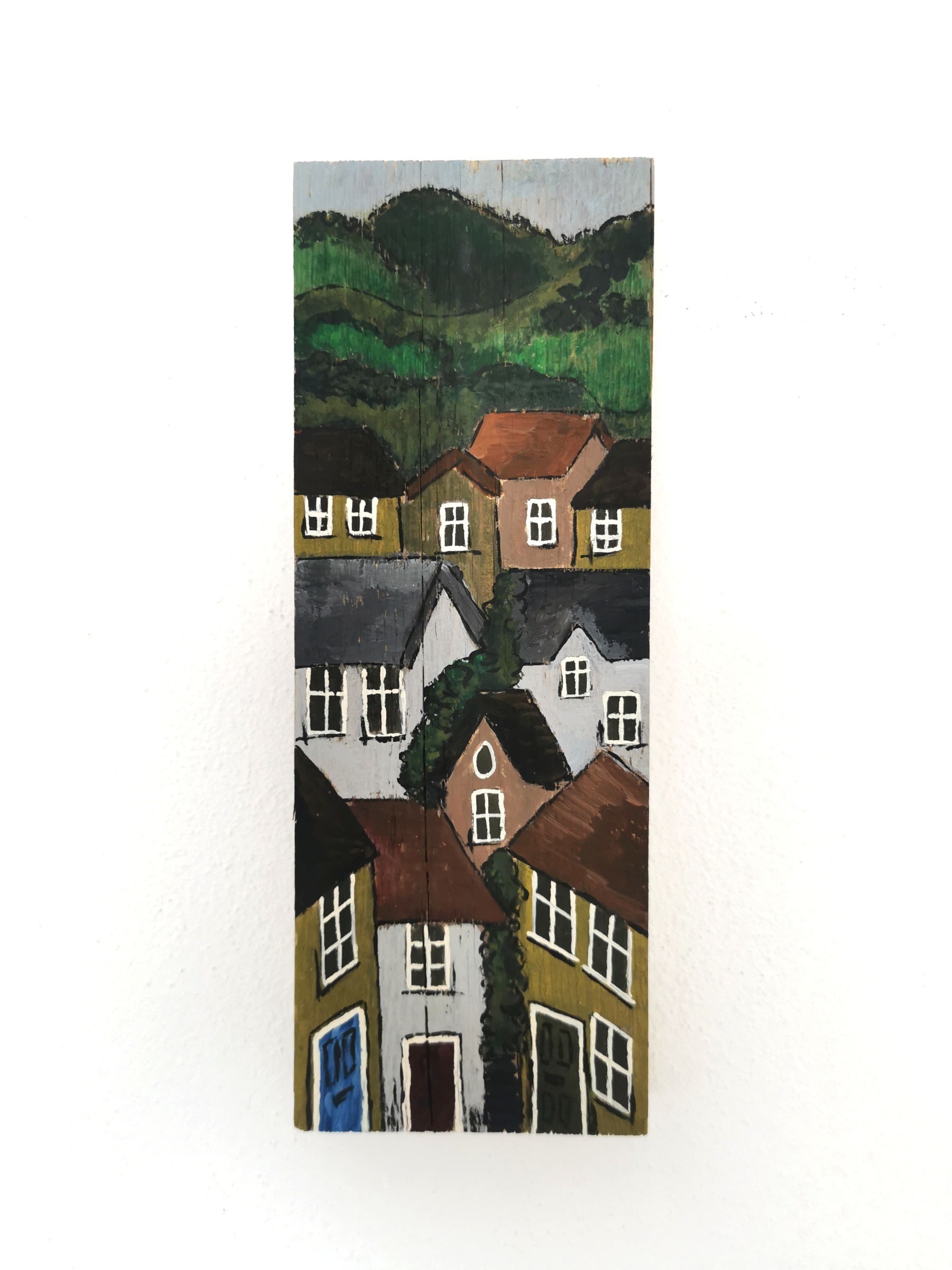 Malovaný dřevěný obraz s malebnou vesničkou