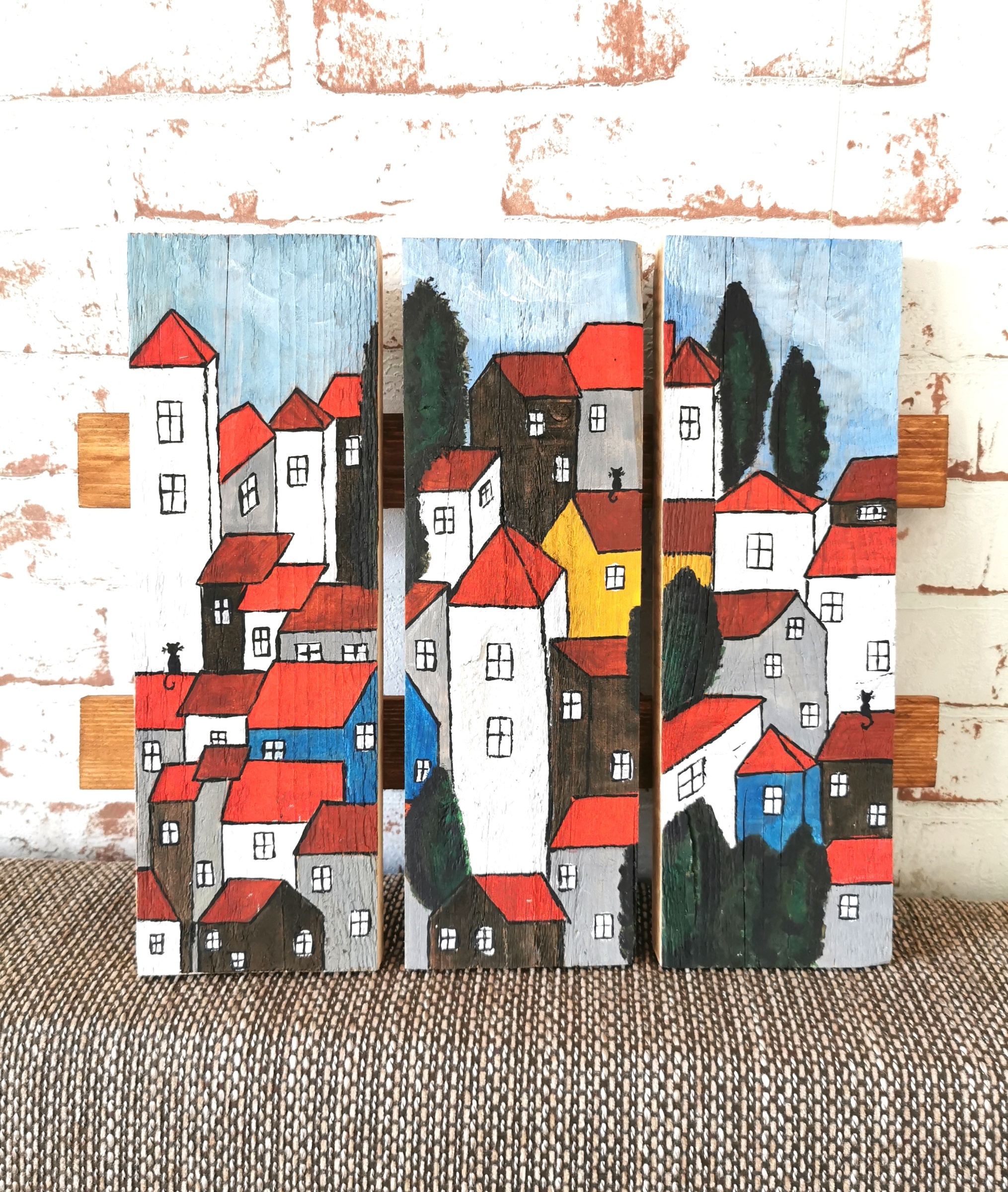 Třídílný dřevěný obraz s barevnými domečky