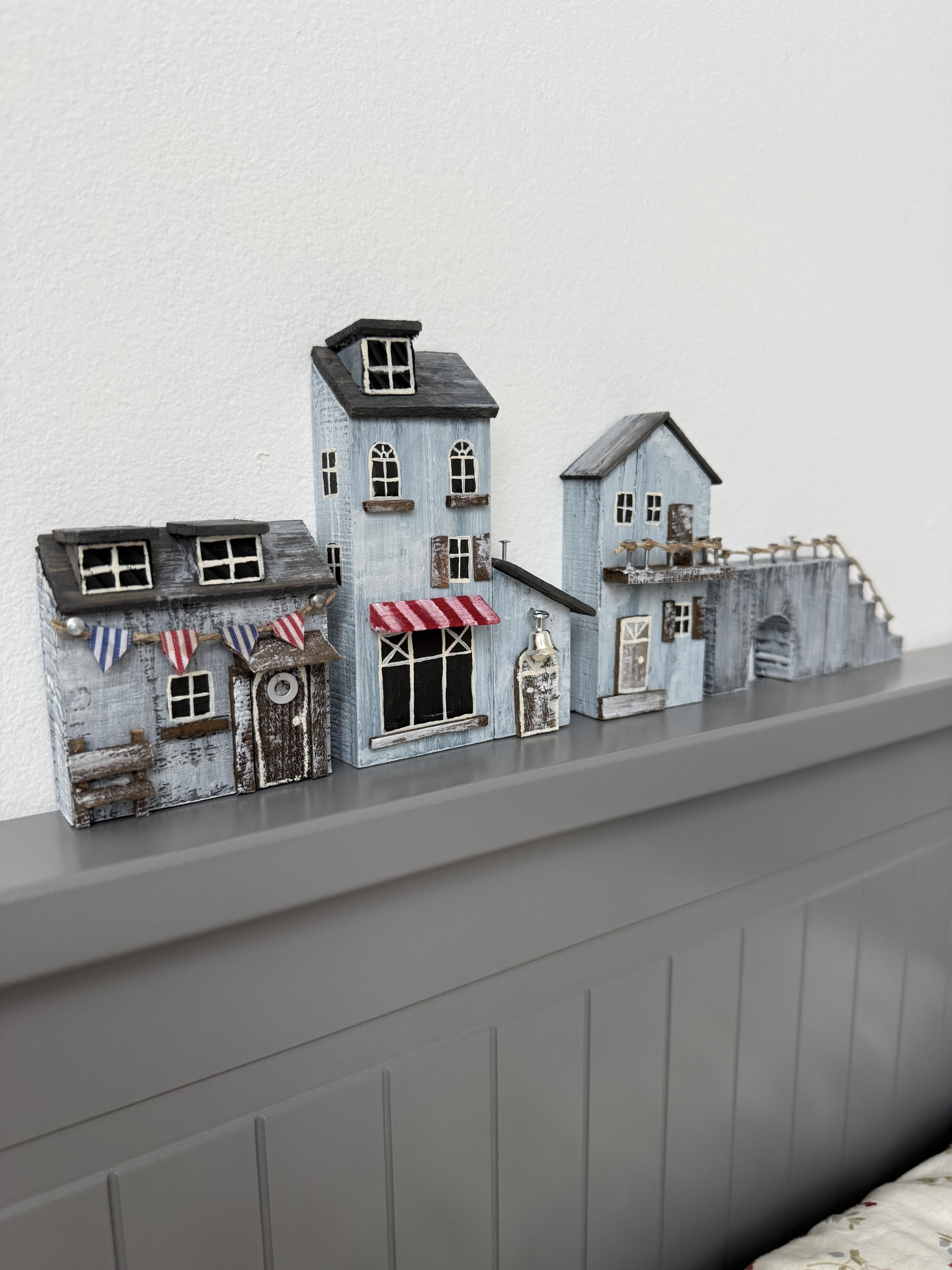 Dekorace na dveřní zárubeň – pokračování kouzelné uličky