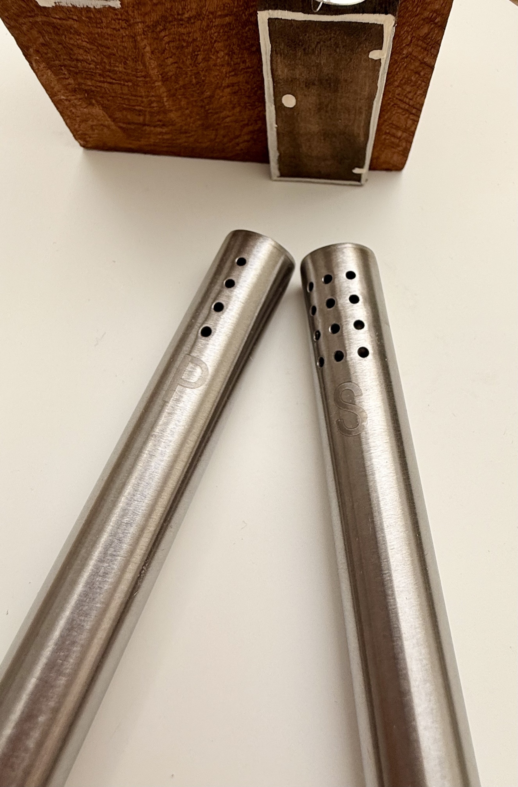 Hnědý domeček se solničkou a pepřenkou