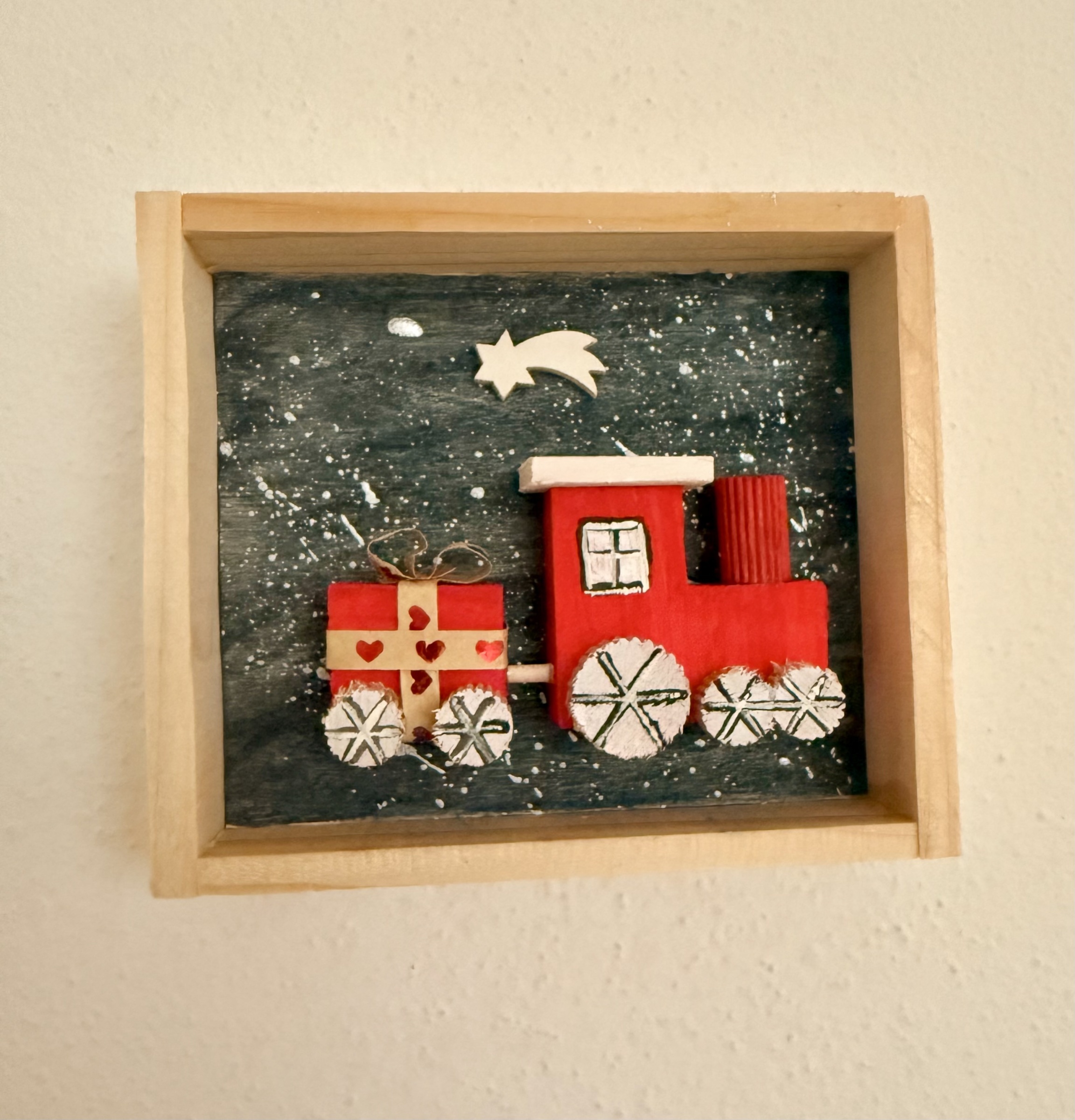 Dřevěný obrázek – vánoční vláček s dárkem