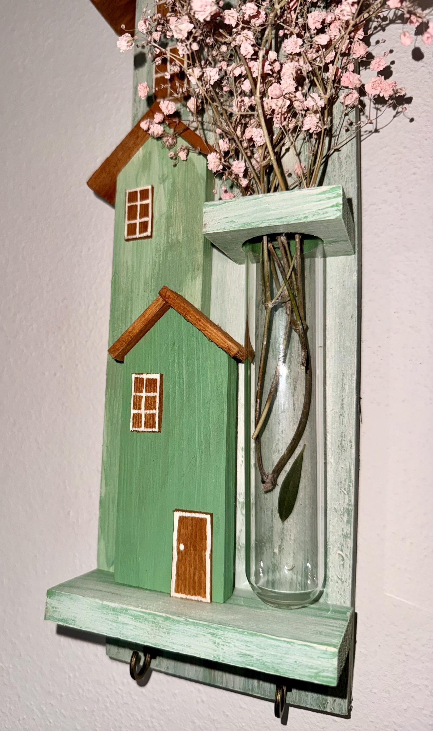 Závěsný domeček se skleněnou vázičkou a háčky