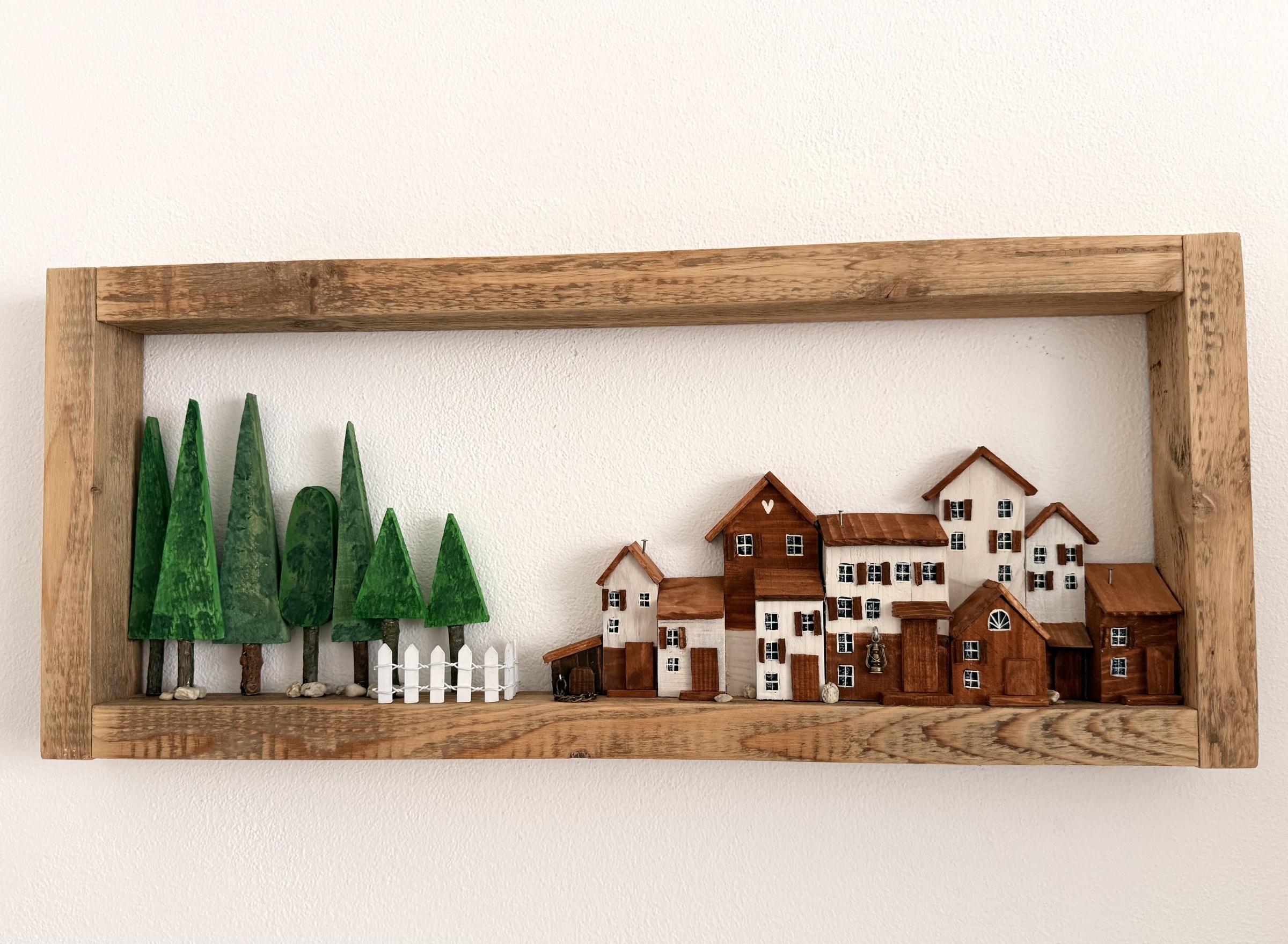 Alpské městečko u lesa – dřevěný obraz v rustikálním rámu