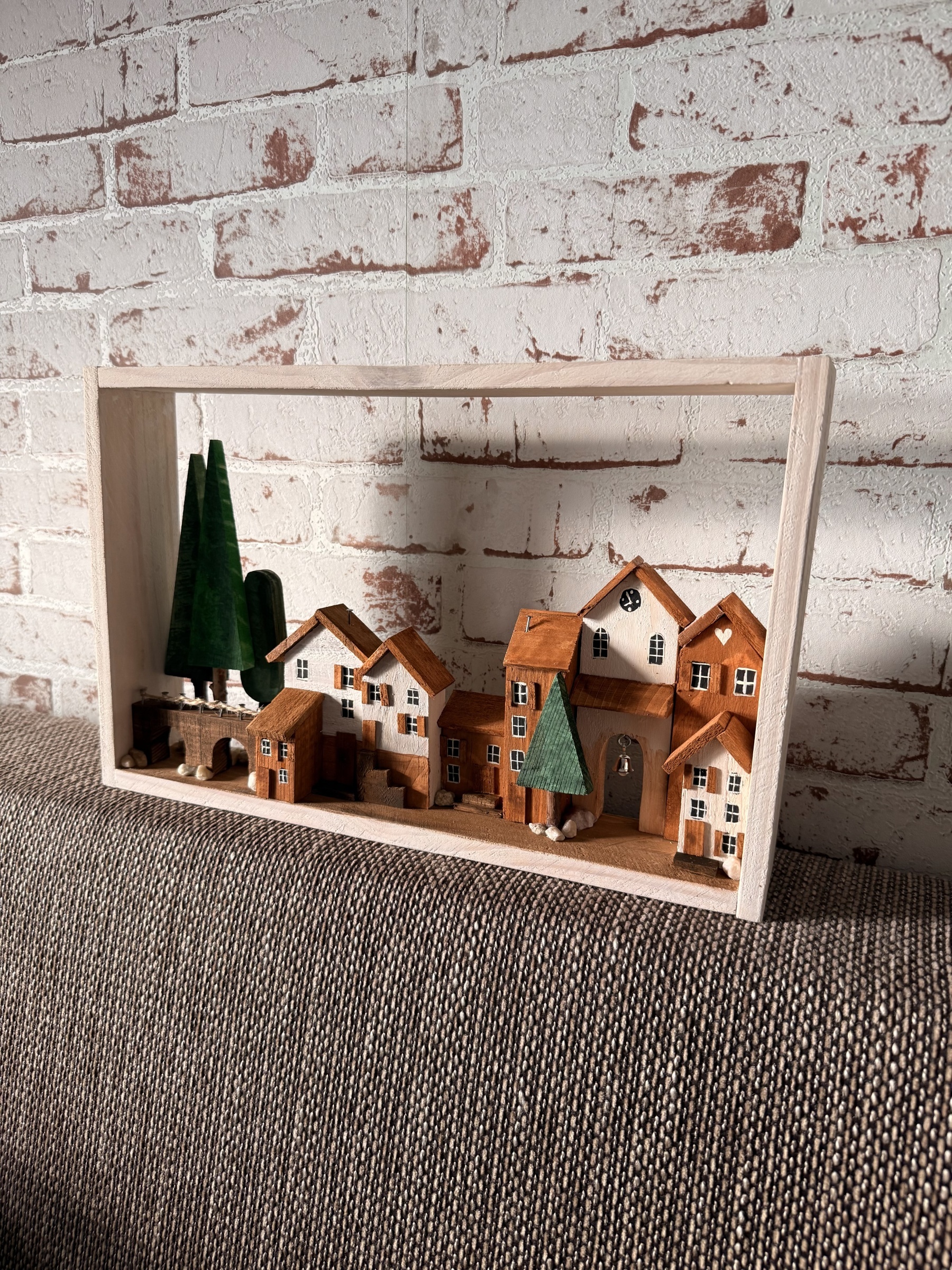 Alpské městečko – dřevěný obraz se zvoničkou