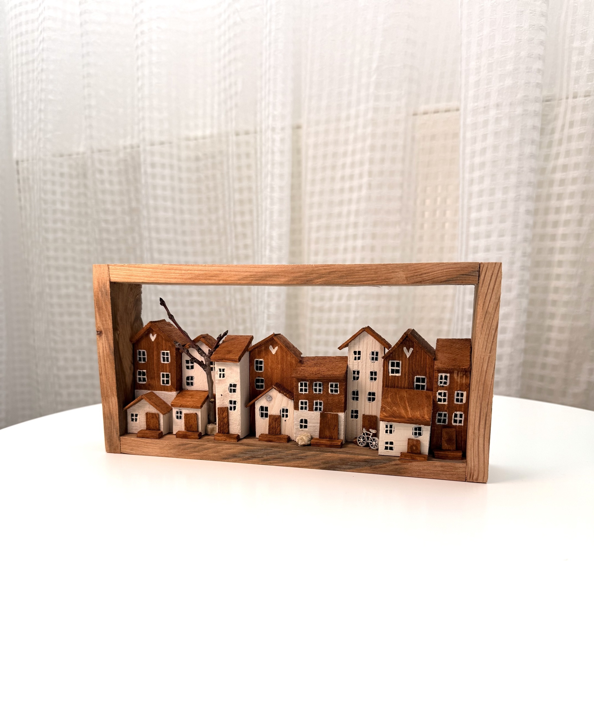 Alpské městečko – dřevěný obraz s domečky a kolem