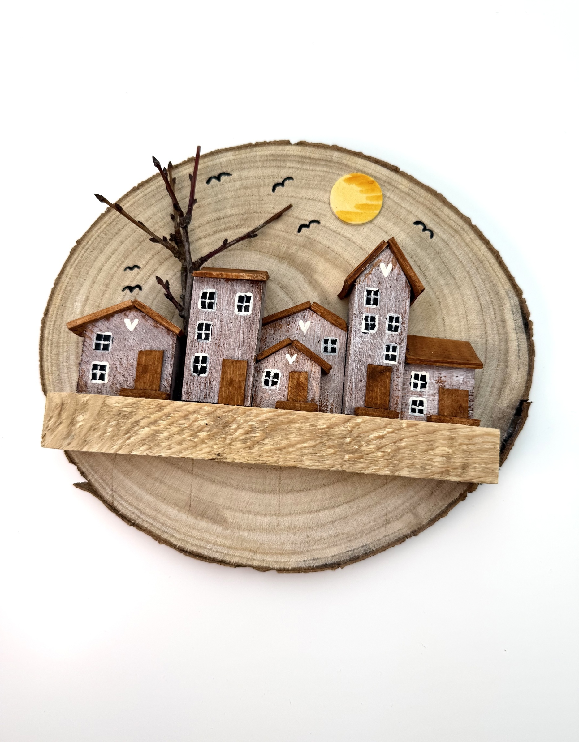 Alpské městečko – dřevěný obraz na kulatině se sluncem