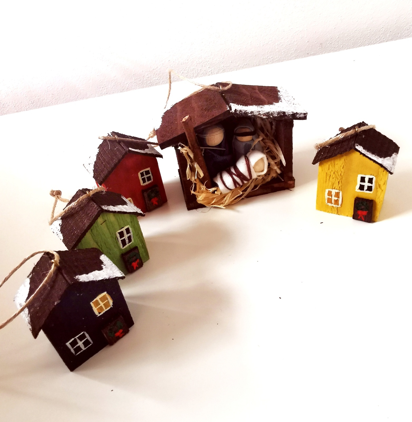 Dřevěné vánoční ozdoby s kostelíčkem