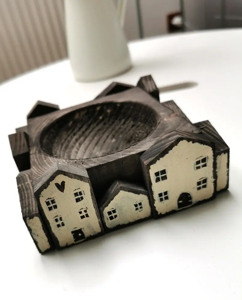 Dřevěná miska s domečky barevná