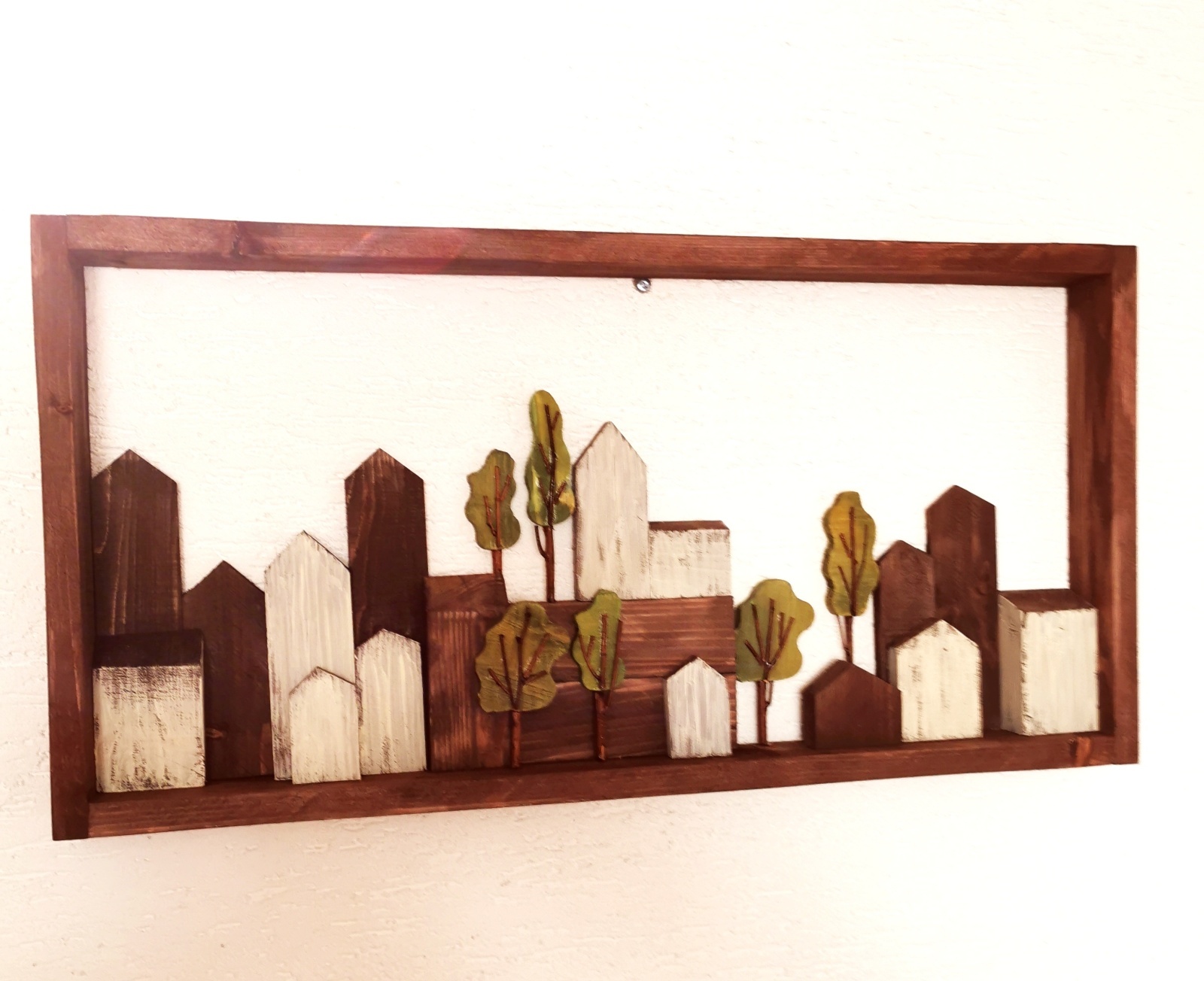 Dřevěný obraz se symbolickými domečky