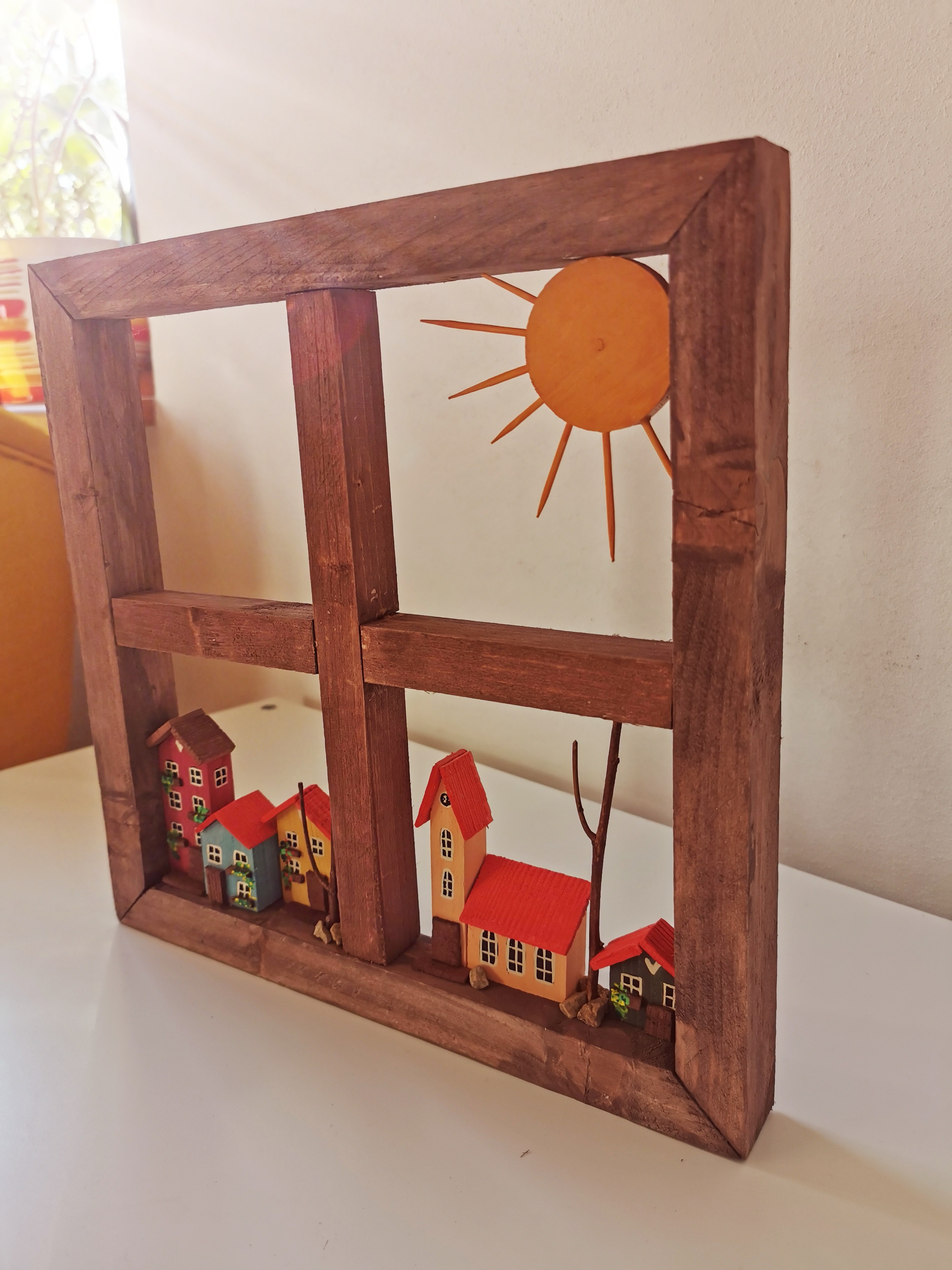 Dřevěný obrázek ve tvaru okna