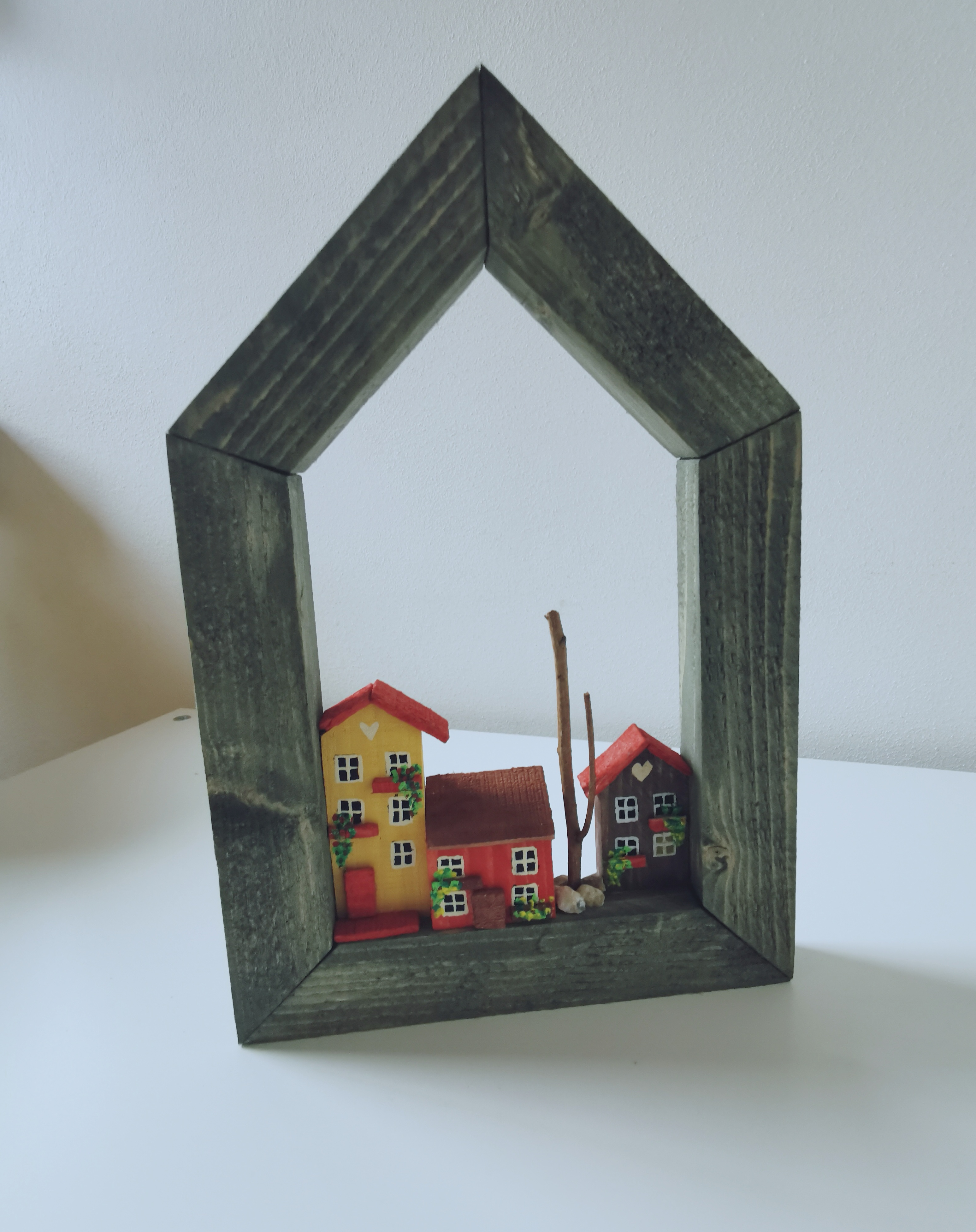 Dřevěný obrázek ve tvaru domku