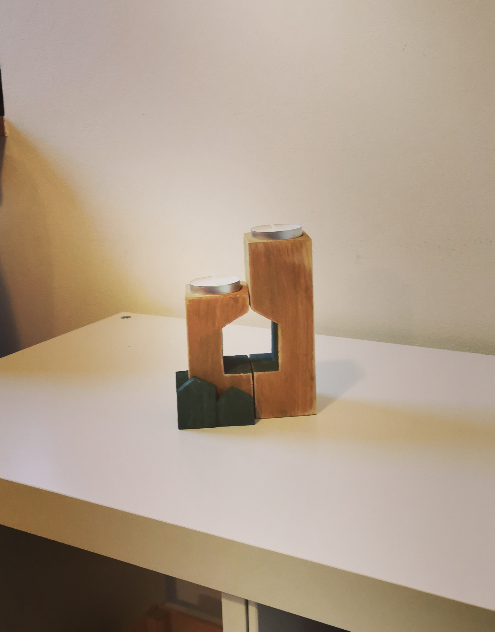 Dřevěný svícen s domečky pro 2 čajové svíčky