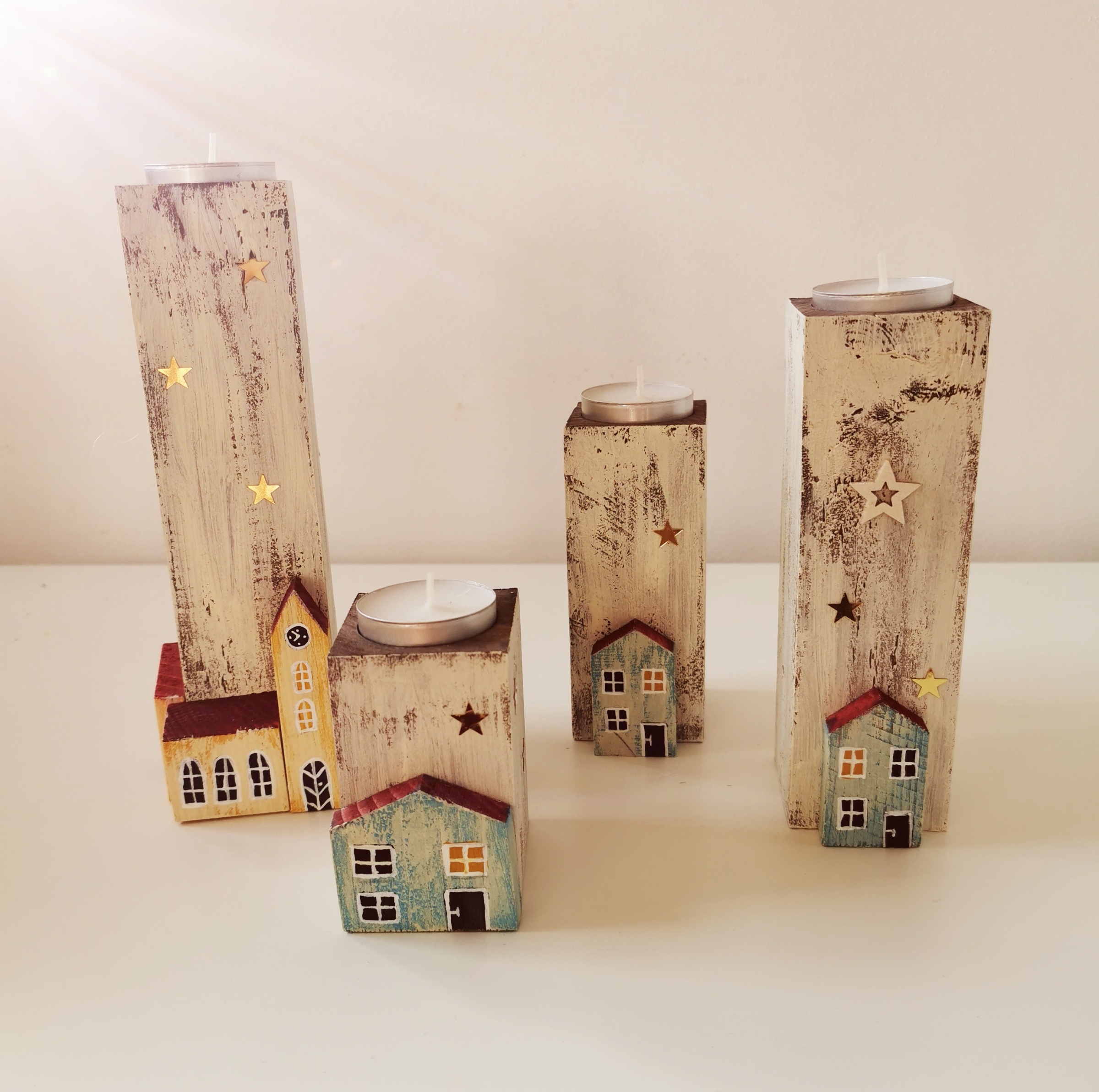 Dřevěný čtyřdílný svícen s dekoracemi s domečků (8-20cm)