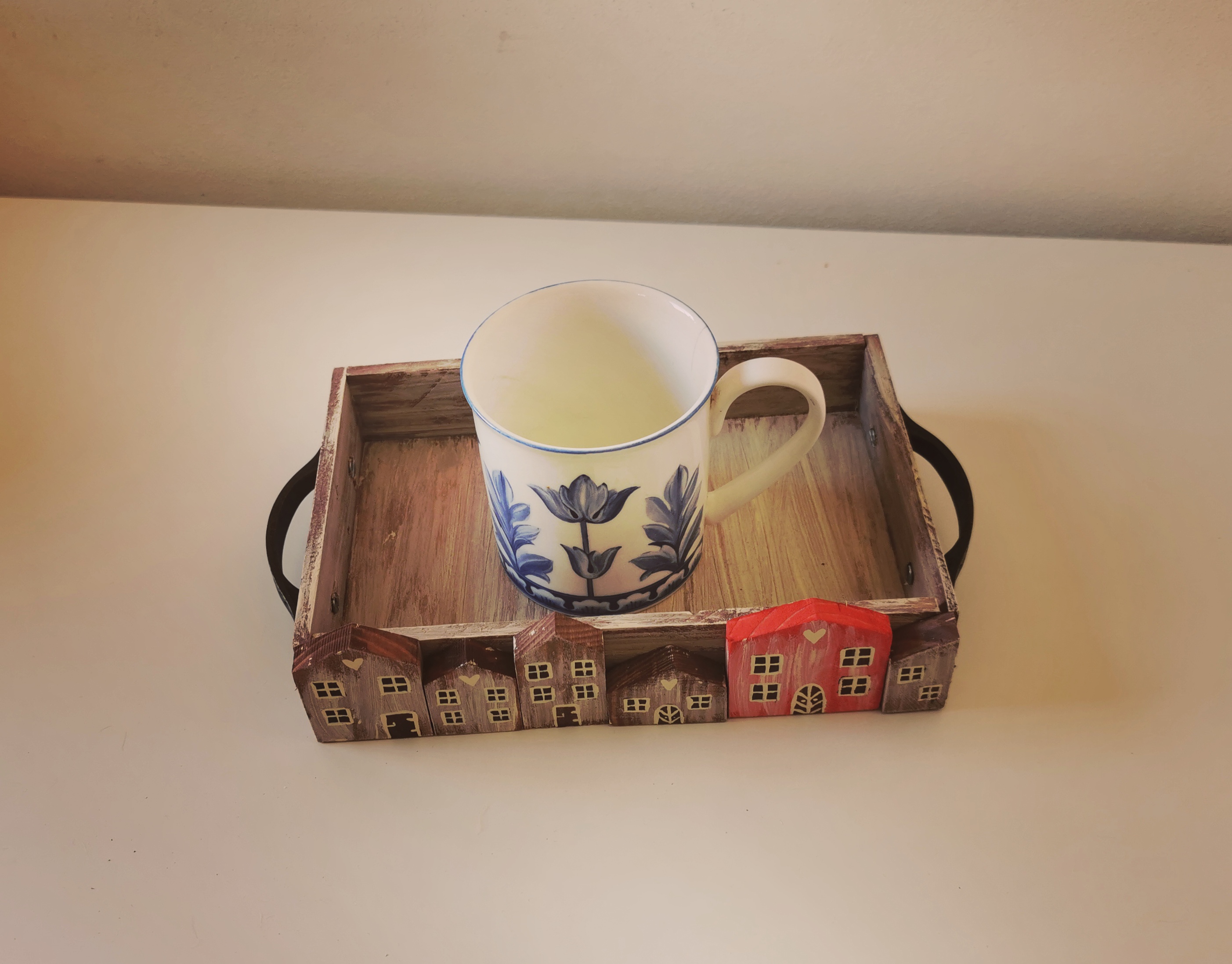 Dřevěný tácek s vintage kovovými madly