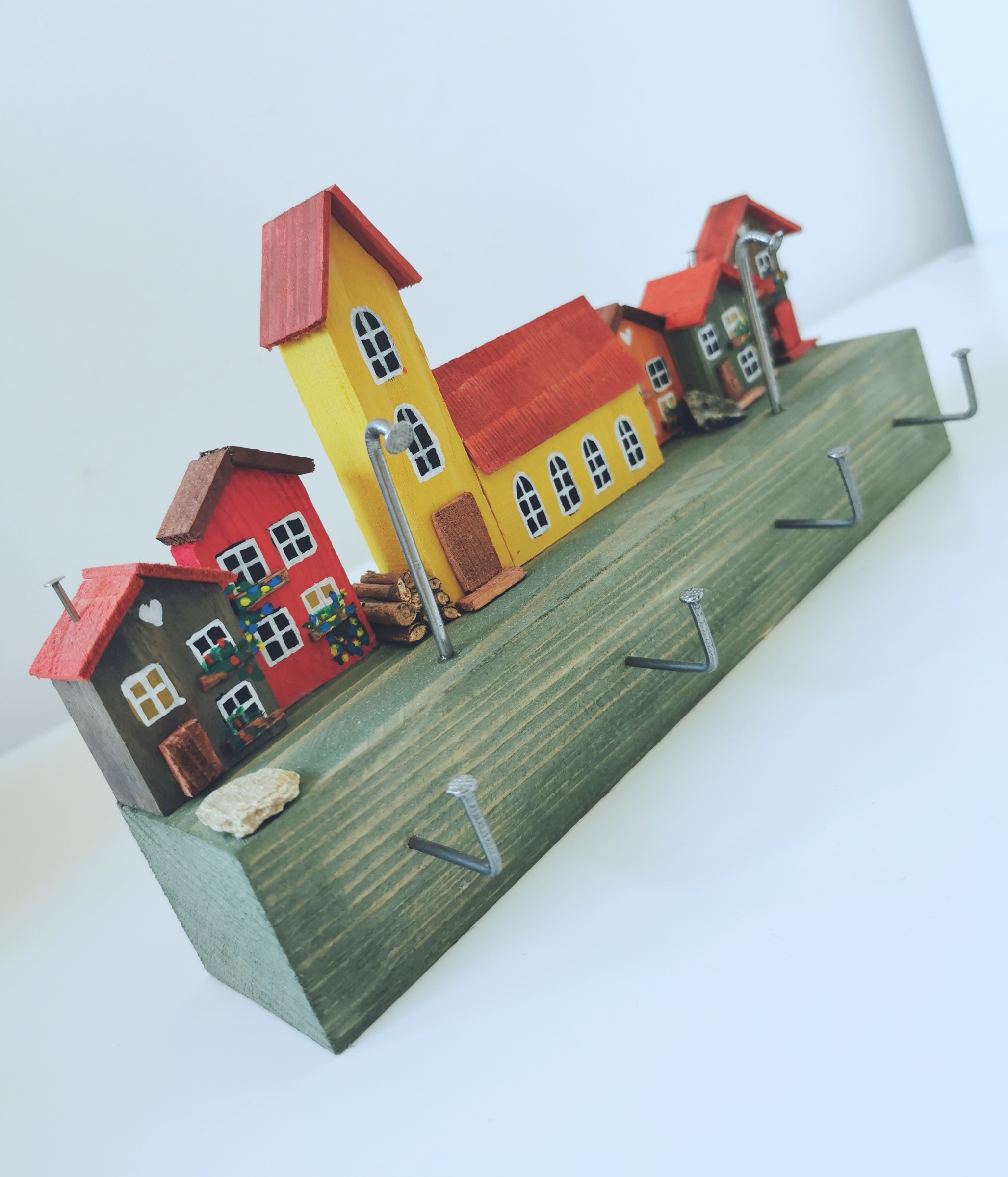 Věšák na klíče s domečky