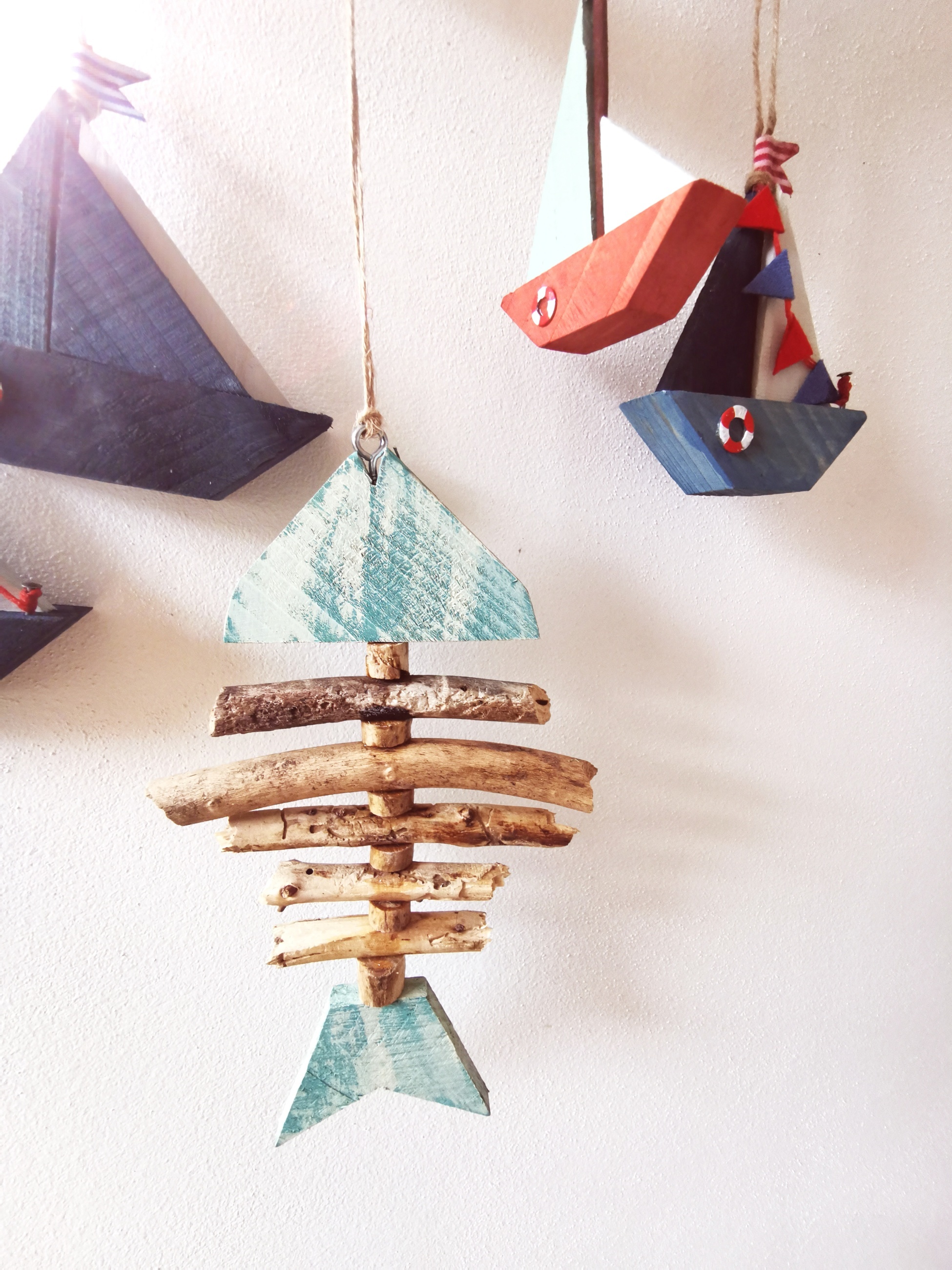 Dekorace z dubové větvičky s loďkami a rybou