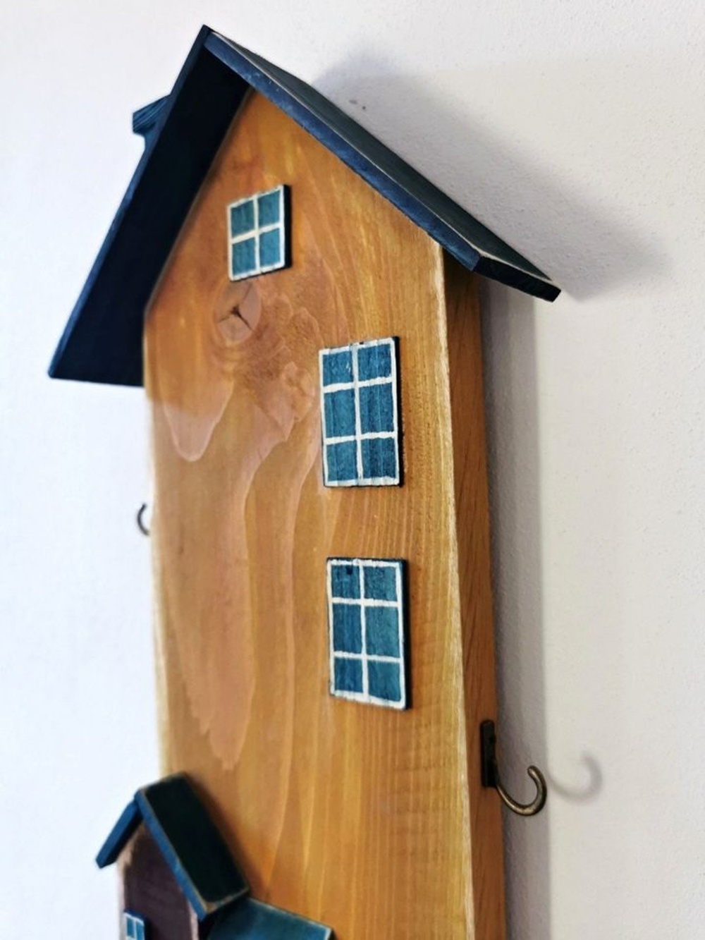 Věšák na klíče ve tvaru domečku