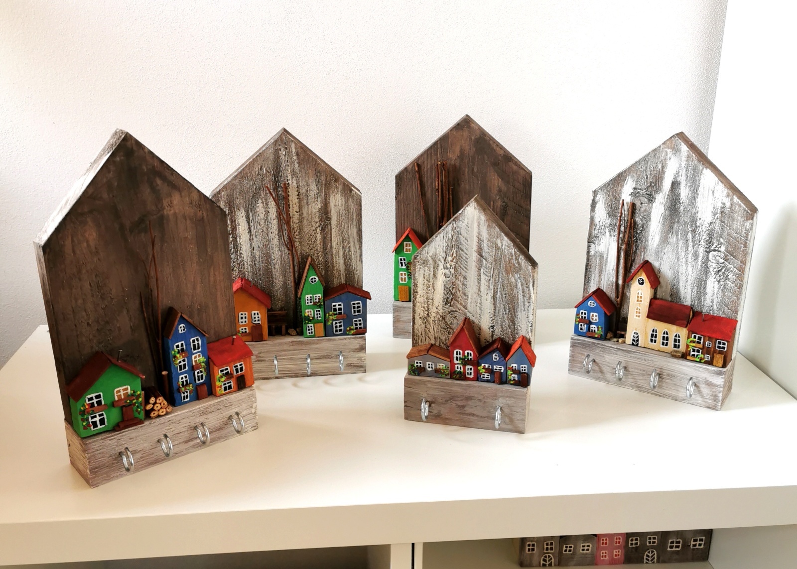 Dřevěný věšák na klíče