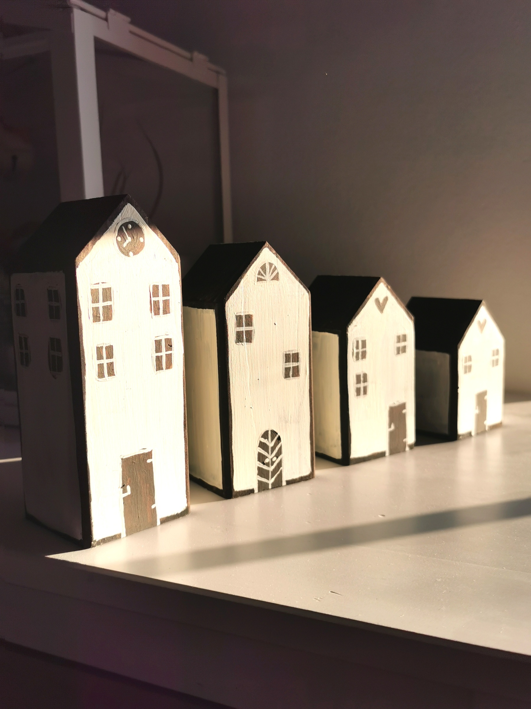 Dřevěné dekorace ve tvaru domečků - větší (4kusy)