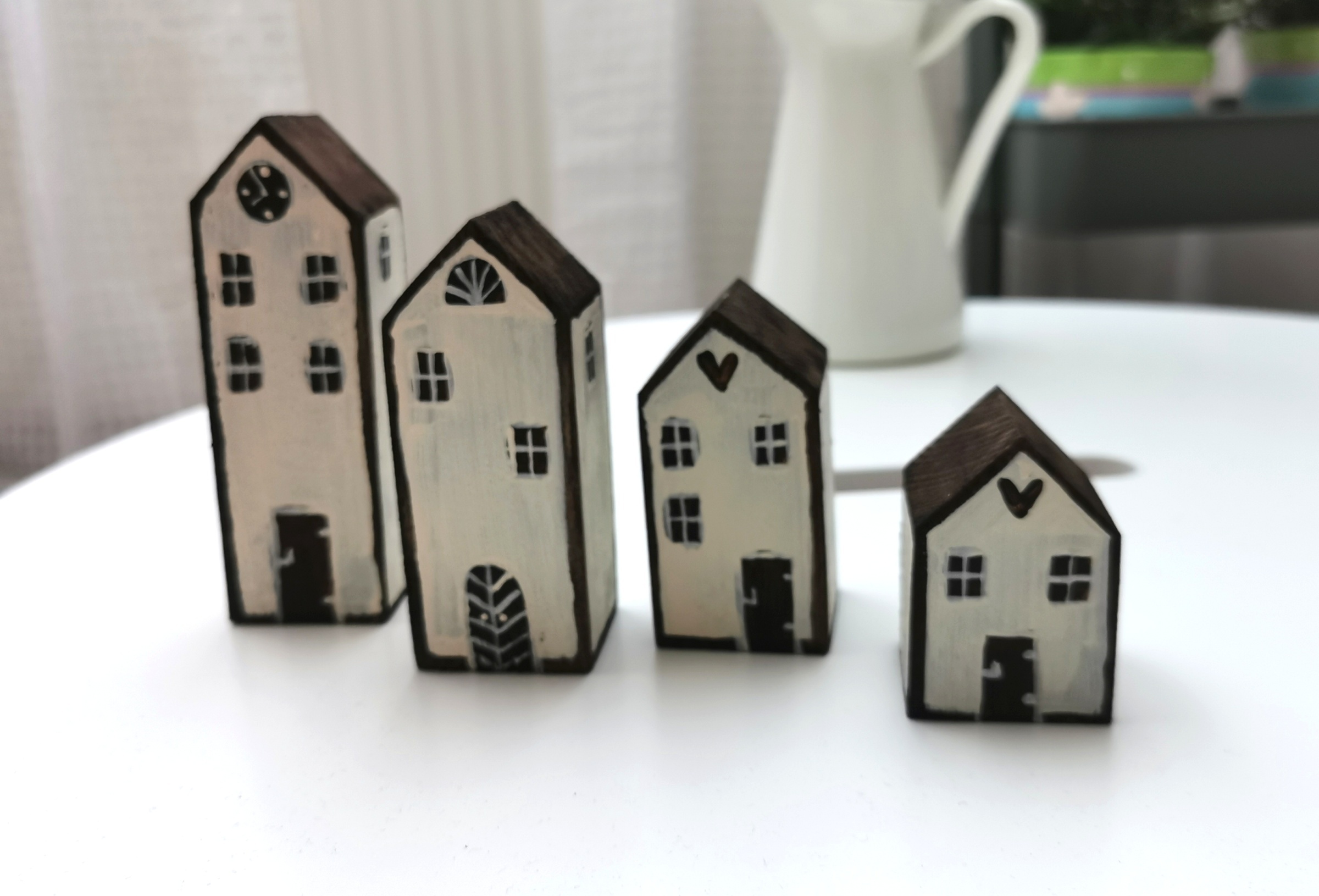 Dřevěné dekorace ve tvaru domečků - menší (4kusy)