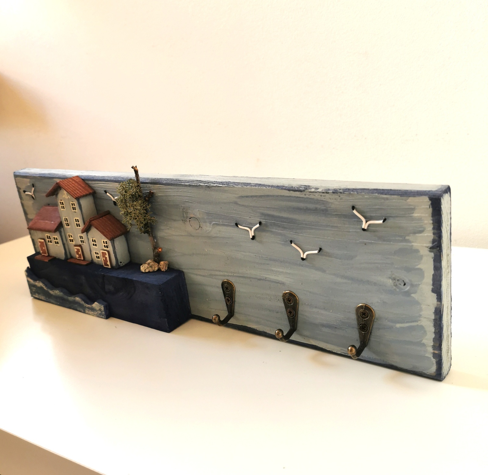 Dřevěný přímořský věšák na klíče s domečky