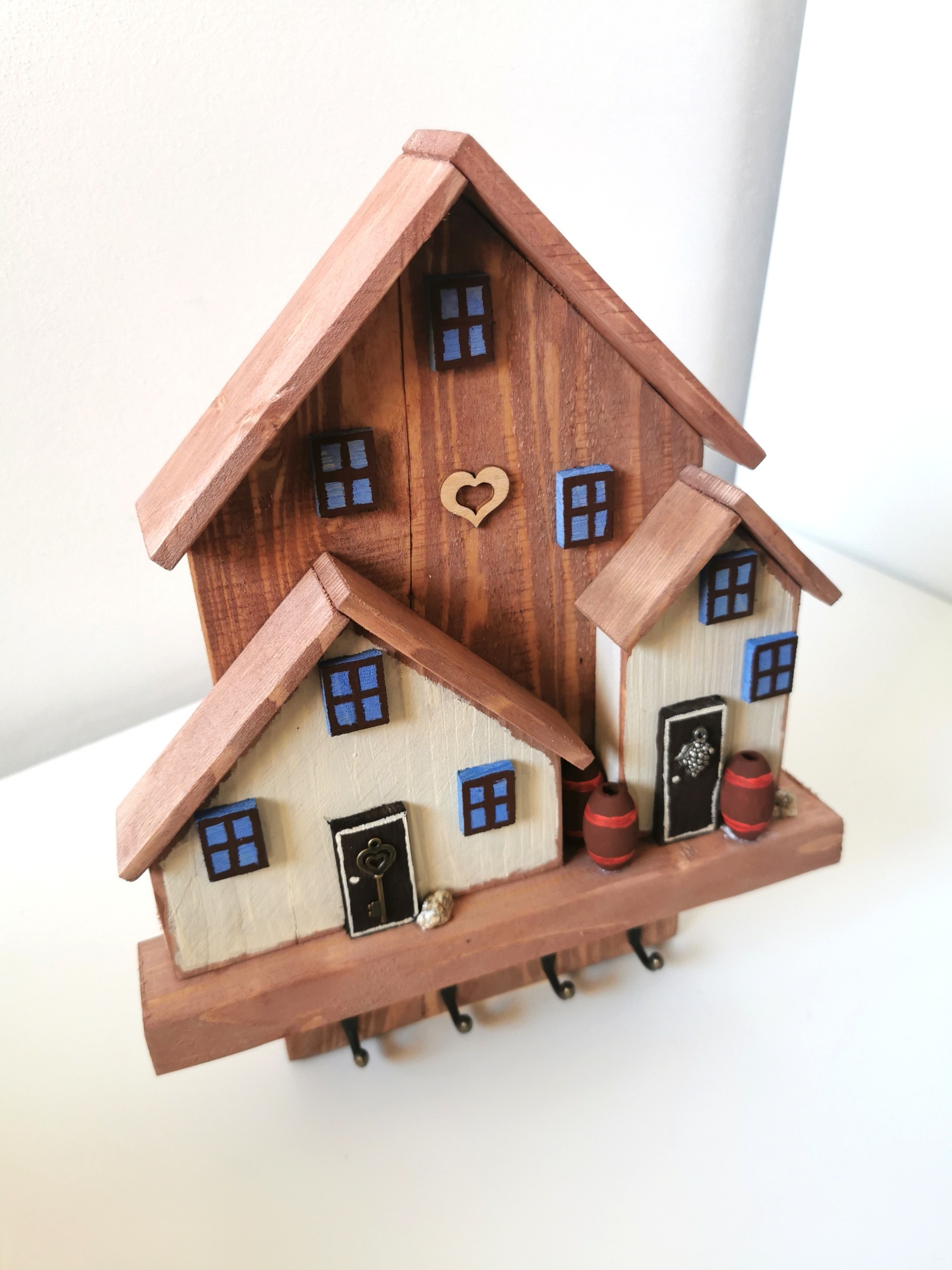 Dřevěný věšák na klíče ve tvaru horské chaty