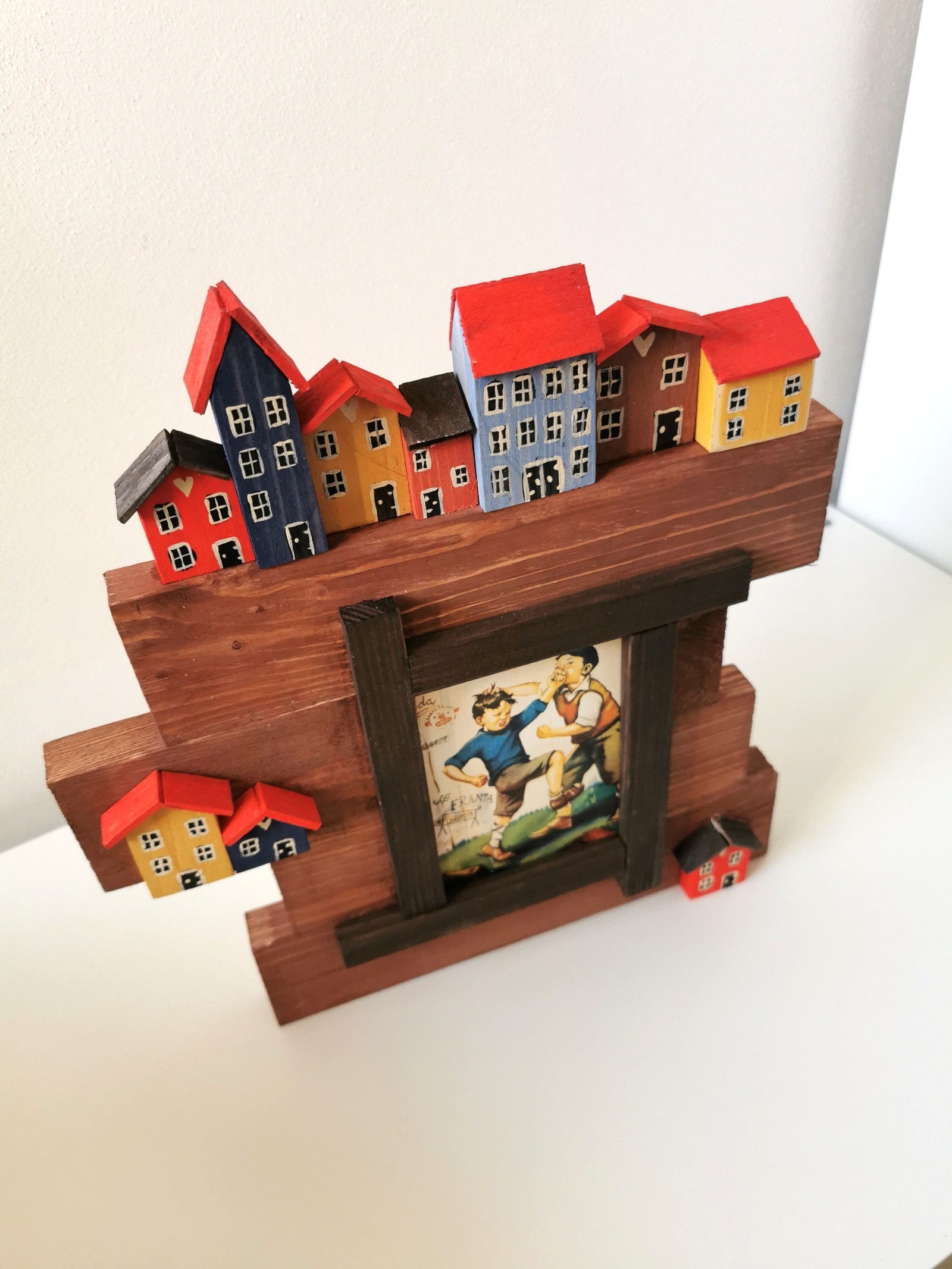 Dřevěný rámeček na fotografii s domečky