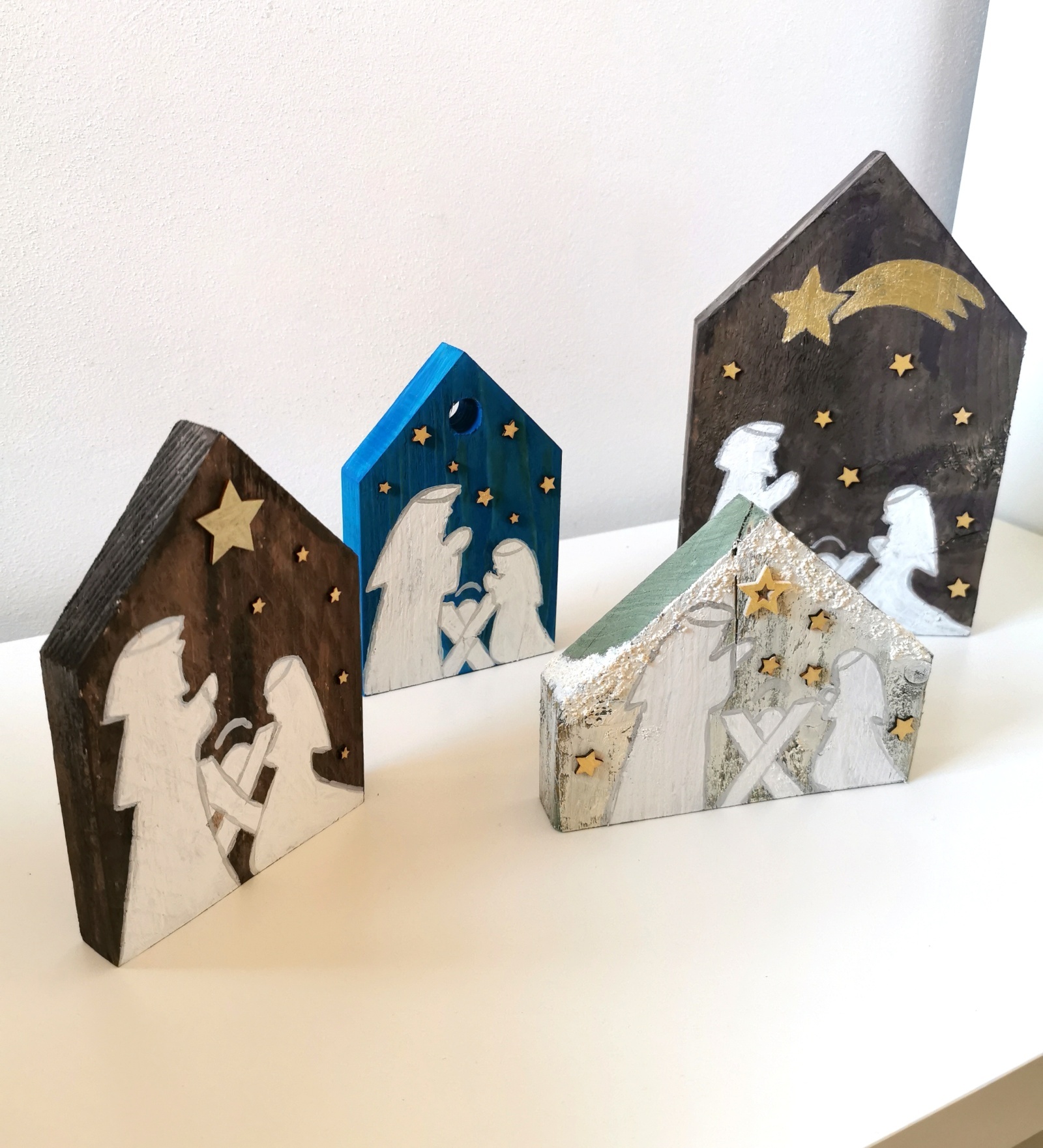 Dřevěné jesličky se Svatou rodinou