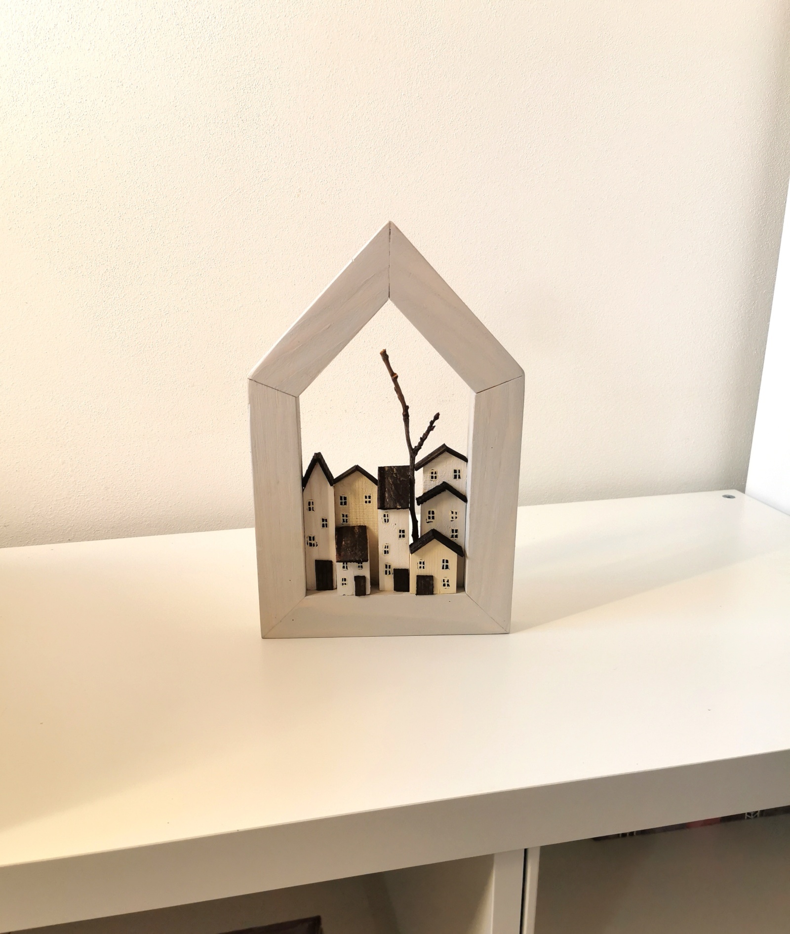 Dřevěný bílý obrázek ve tvaru domku