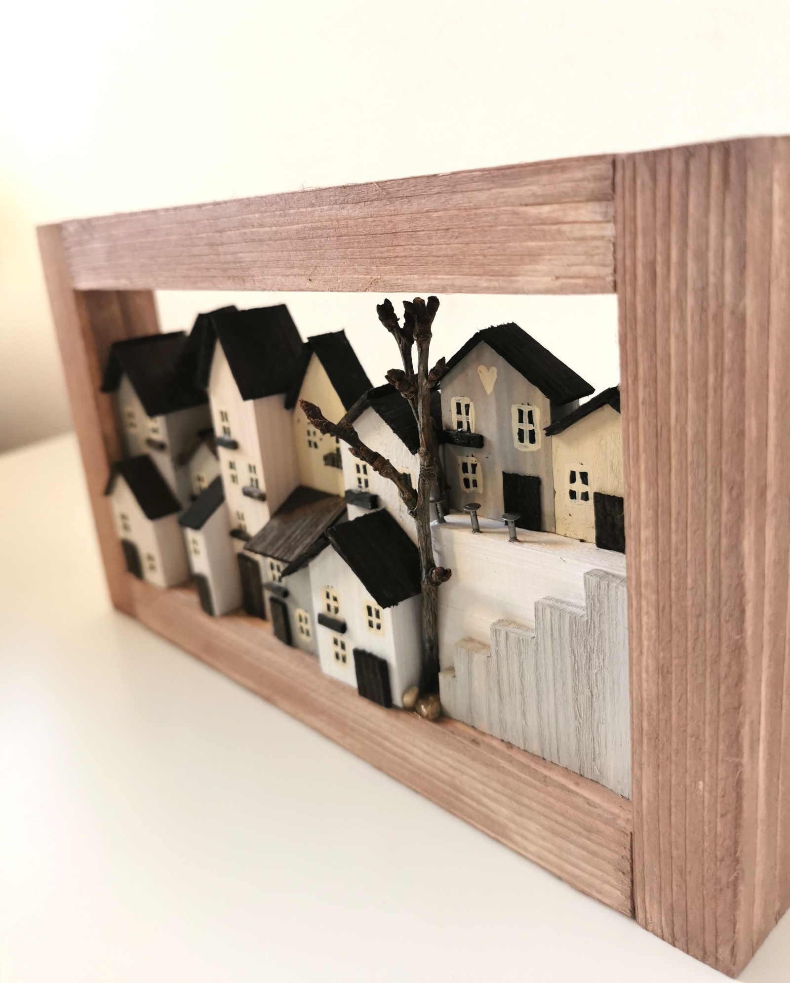 Dřevěný obrázek s bílými domečky