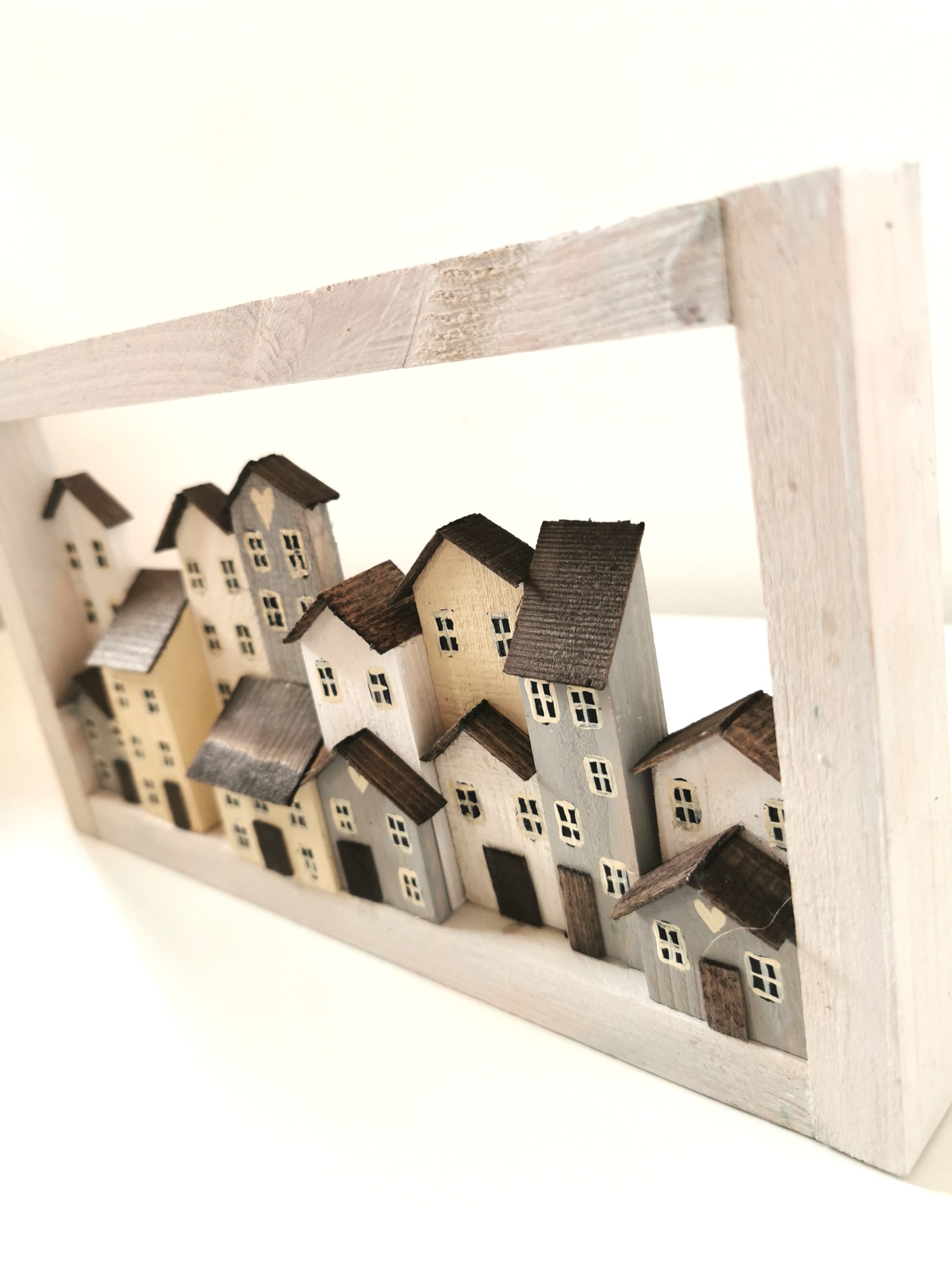 Dřevěný bílý obrázek se spoustou domečků
