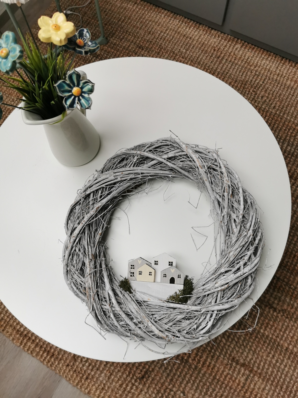 Bílý proutěný věnec s domečky