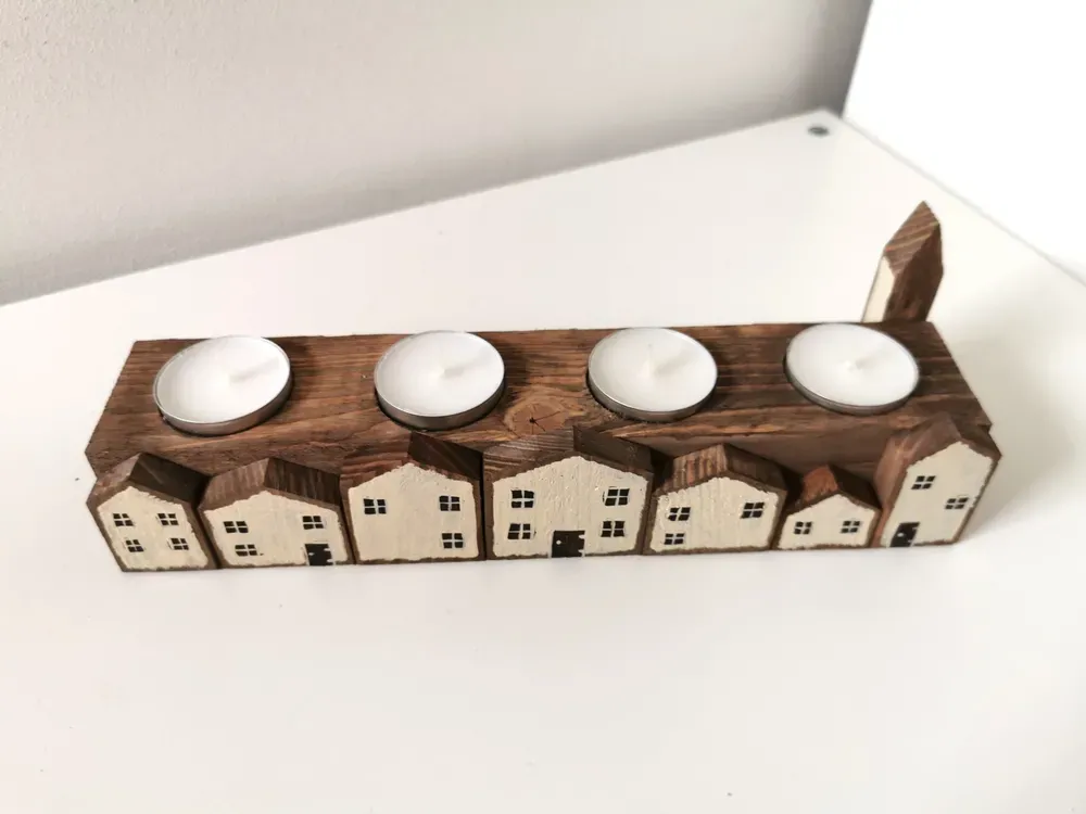 Dřevěný rustikální svícen s domečky na čtyři čajové svíčky